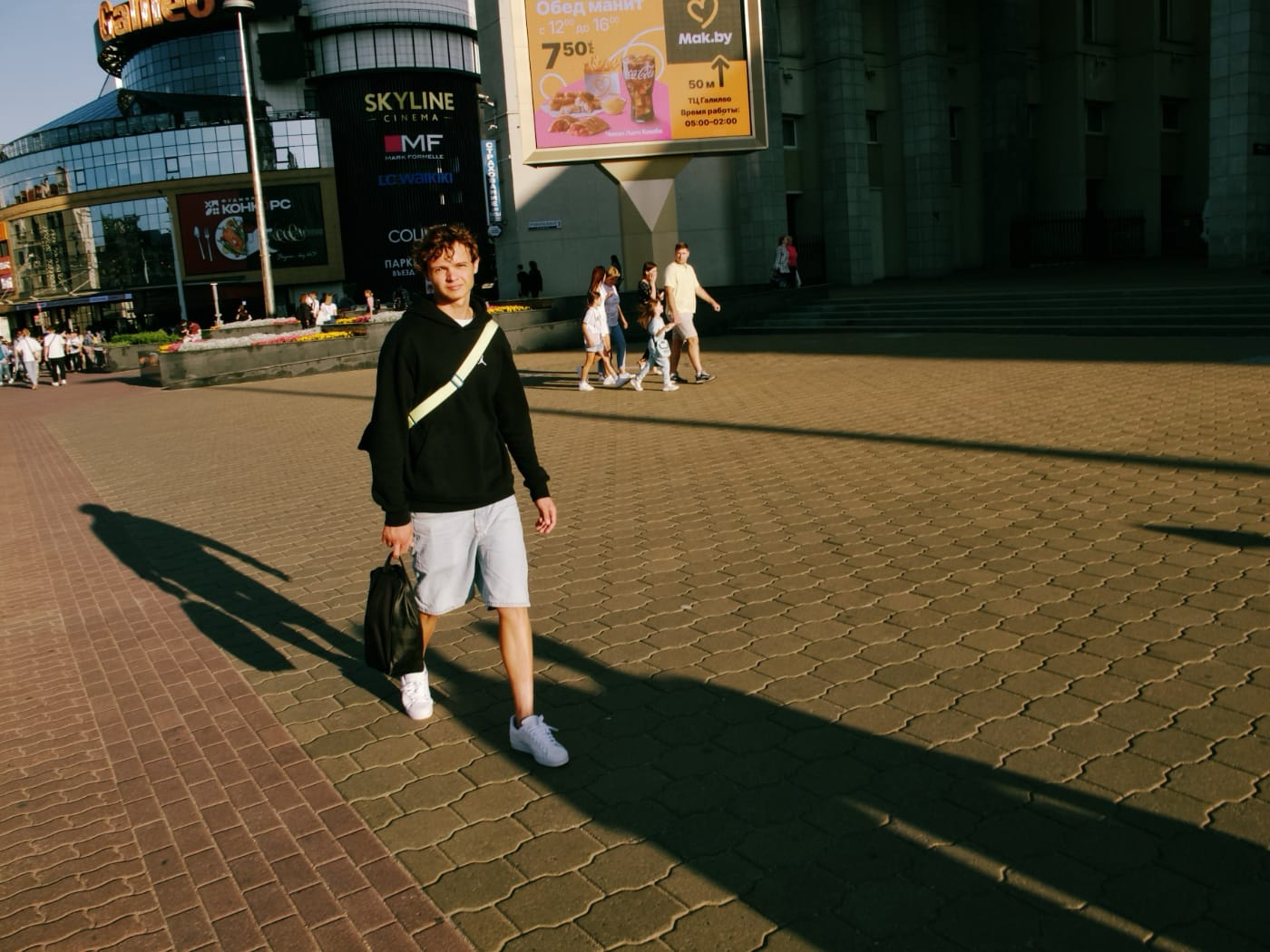 Парень идёт по летнему городу