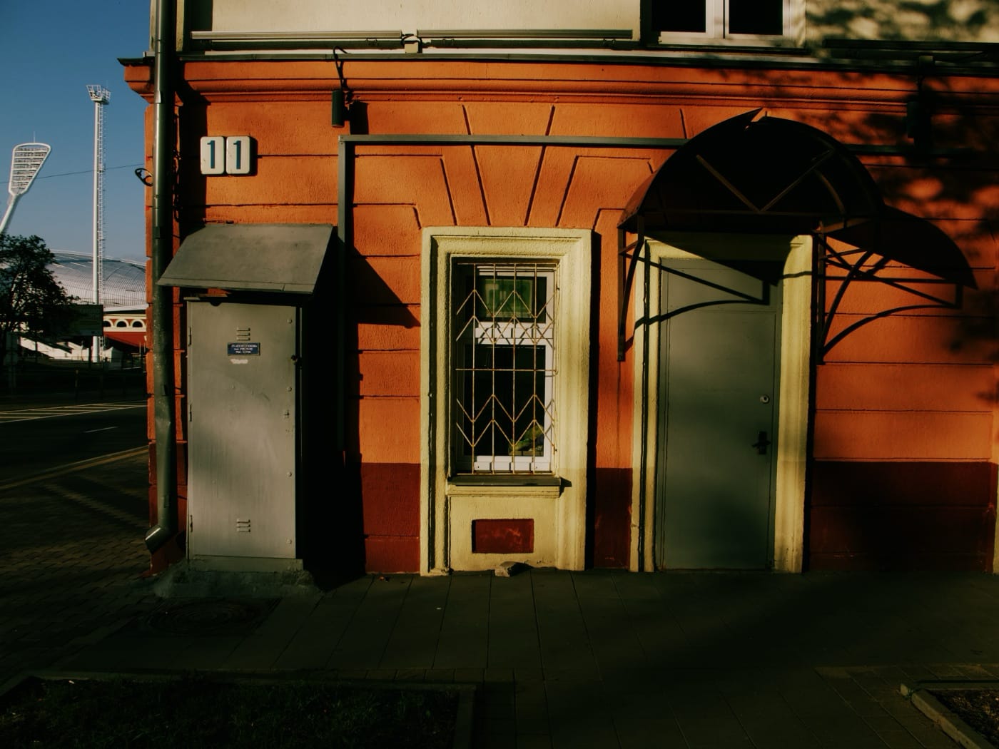 Трансформаторная будка, окно и дверь
