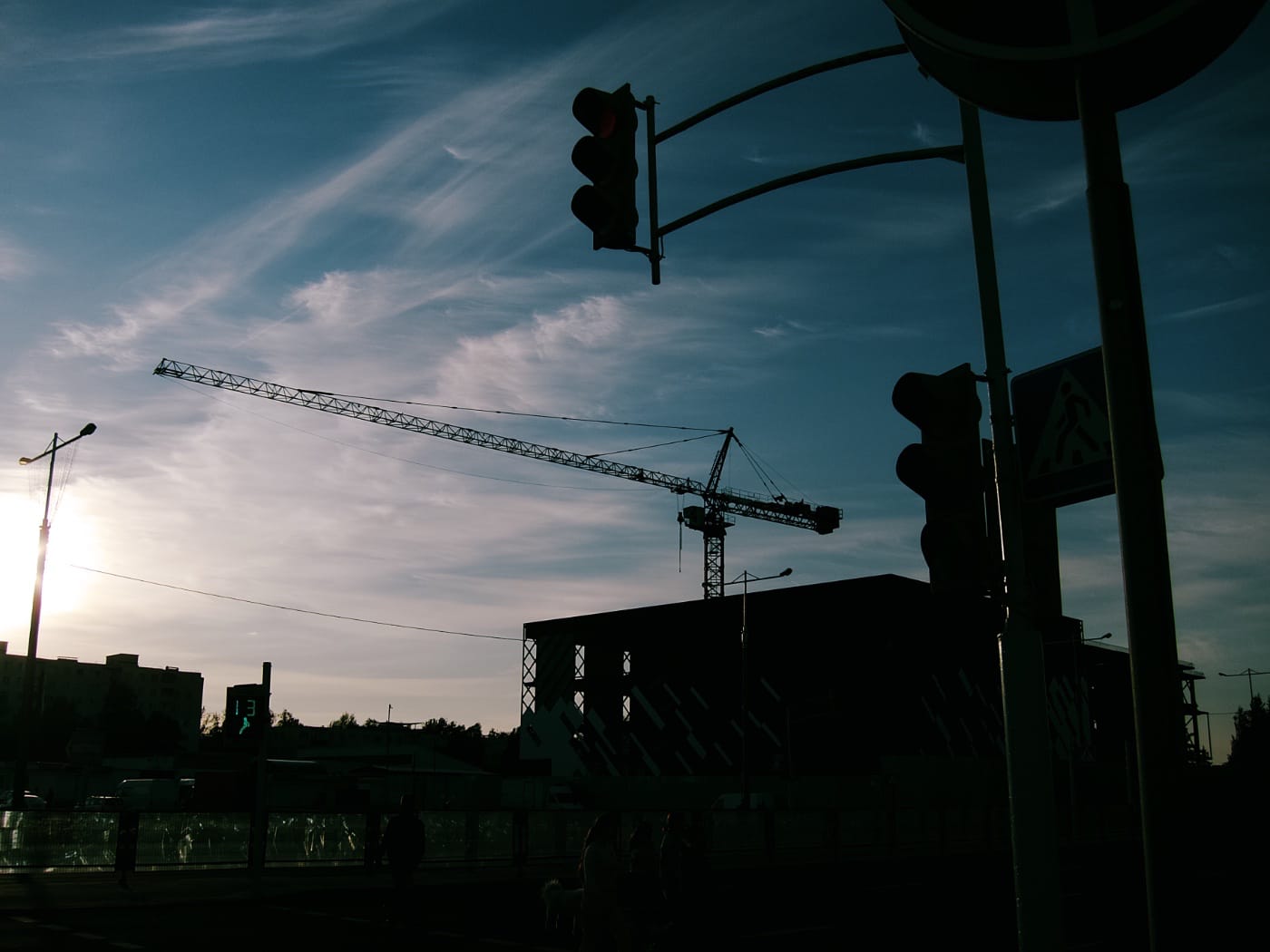 Подъёмный кран и светофоры на фоне красивого голубого неба