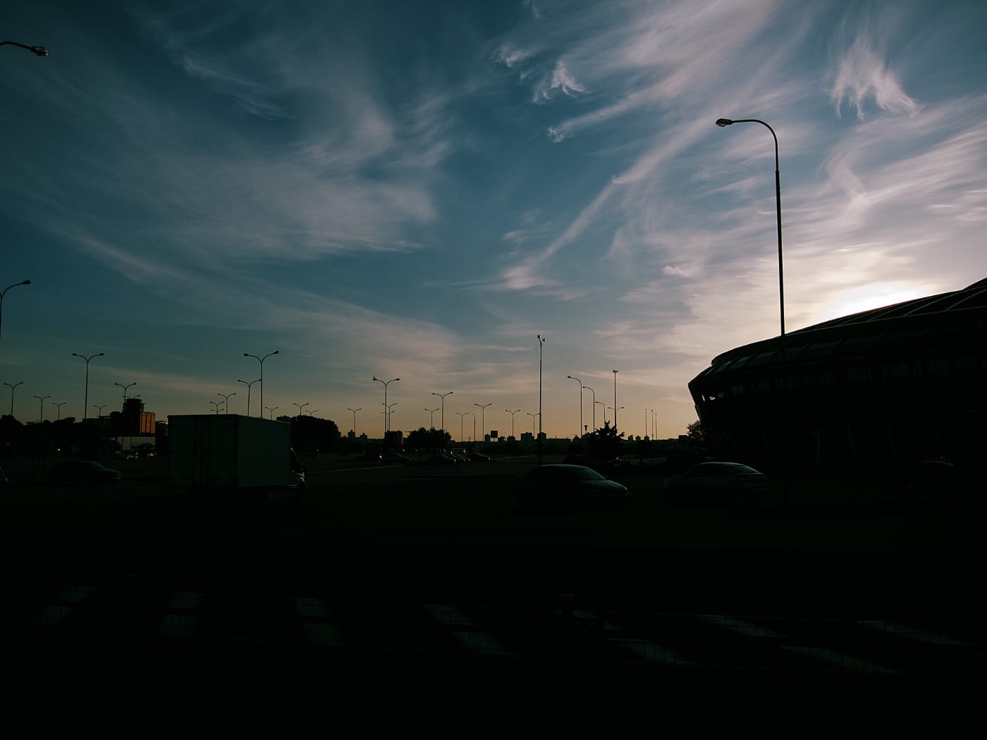 Автостоянка возле «Чижовка арена» на фоне красивого голубого неба