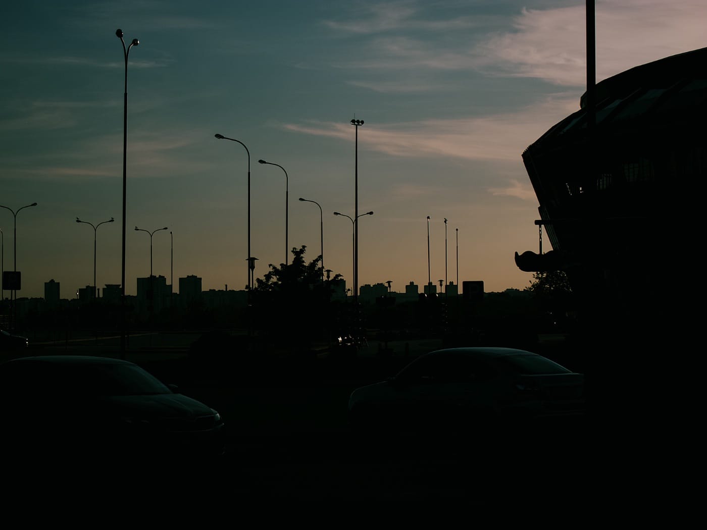 Автостоянка на фоне красивого голубого неба