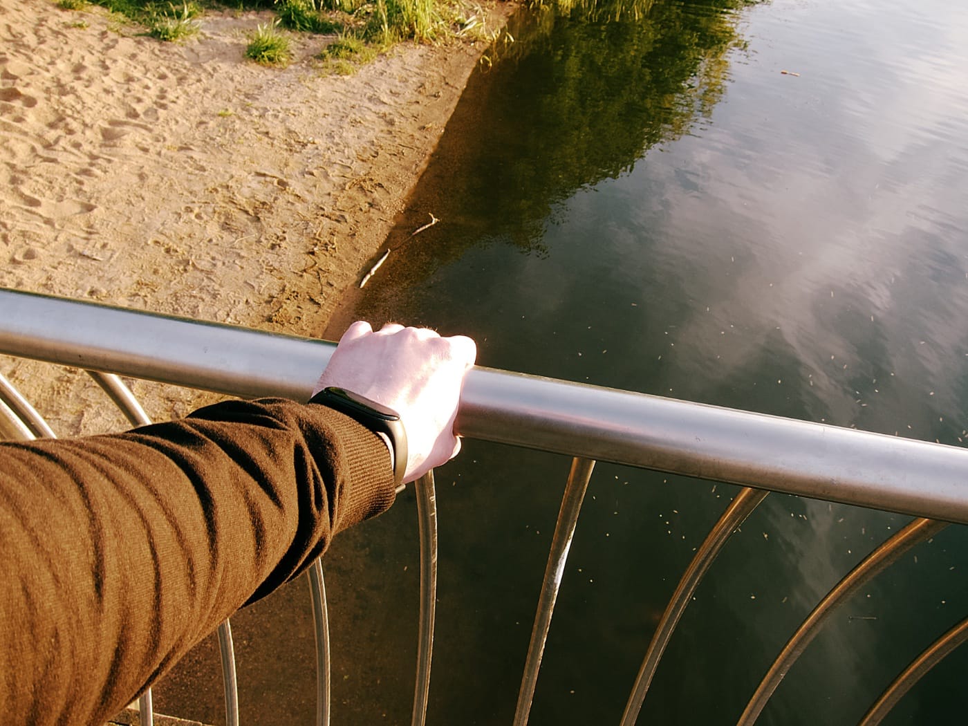 Я держусь за пирила на пирсе Чидовского водохранилища