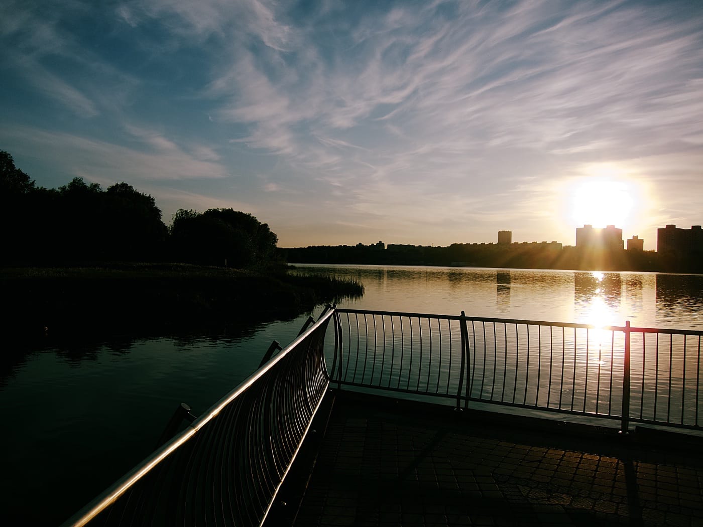 Закат на пирсе Чижовского водохранилища в Минске
