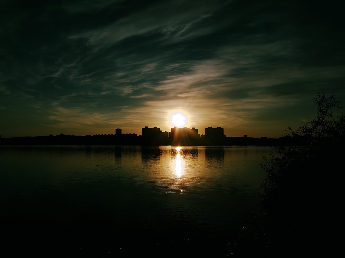 Красивый закат на Чижовском водохранилище в Минске