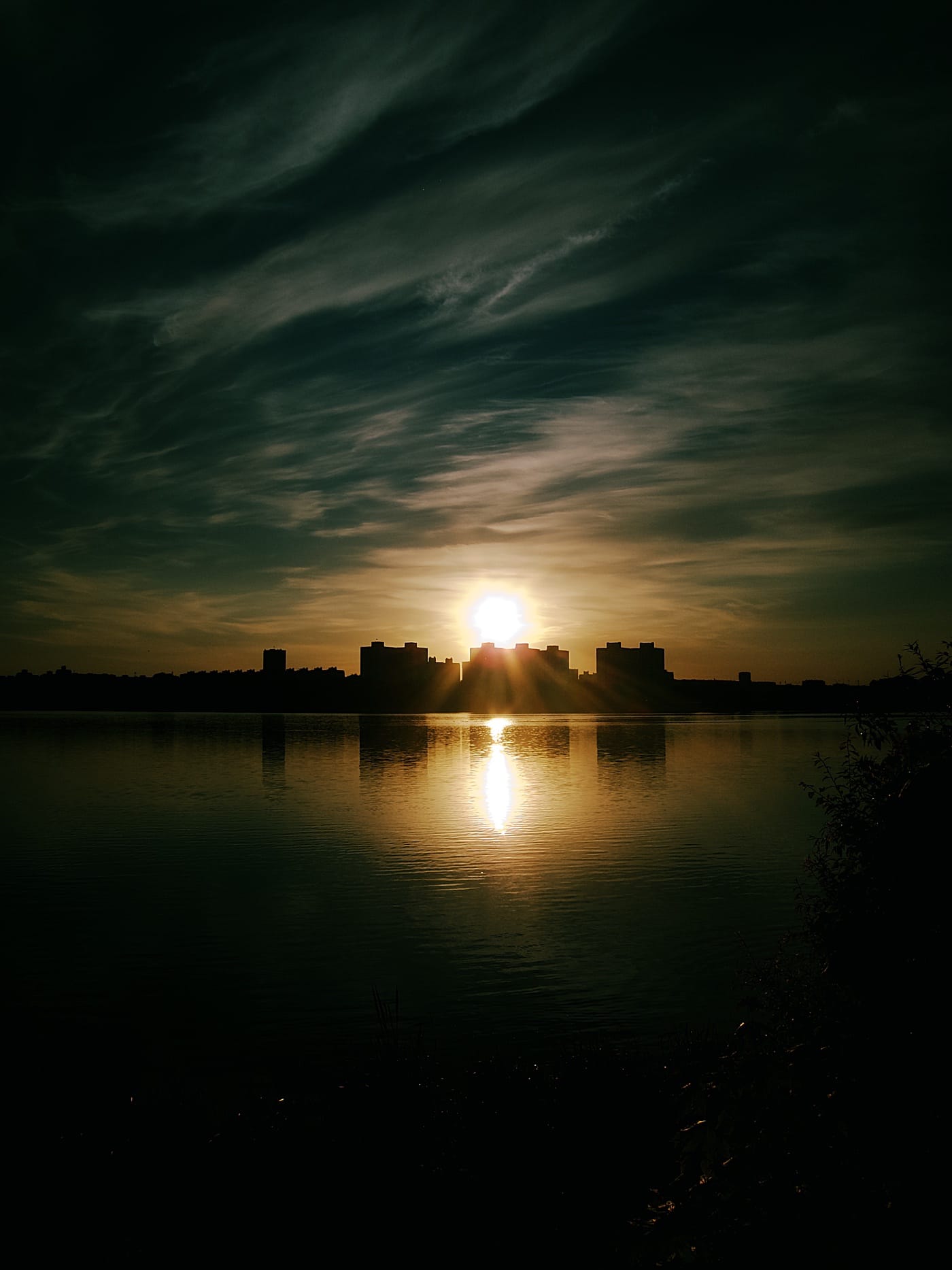 Красивый закат на Чижовском водохранилище в Минске