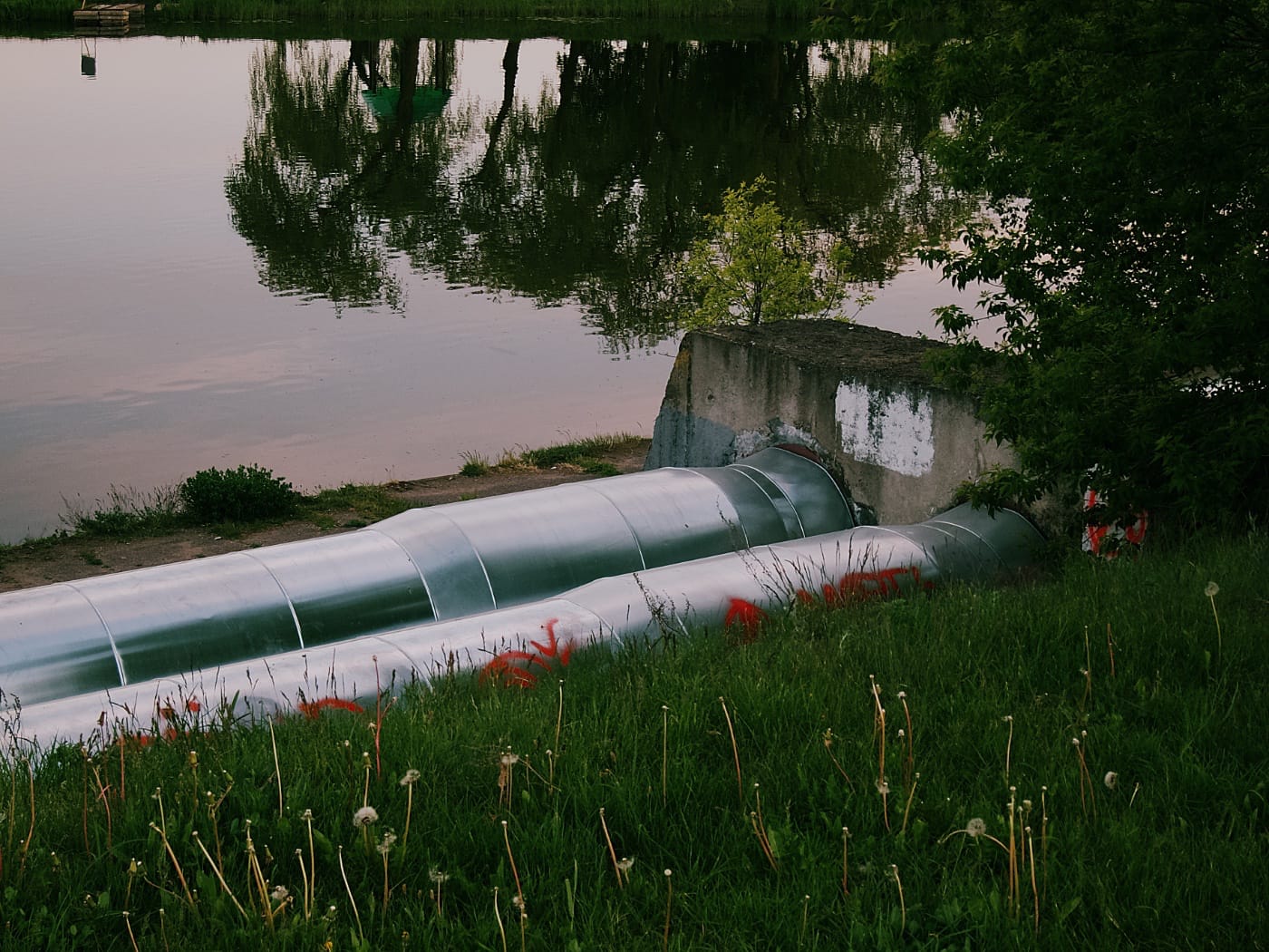 Теплопровод на Чижовском водохранилище в Минске