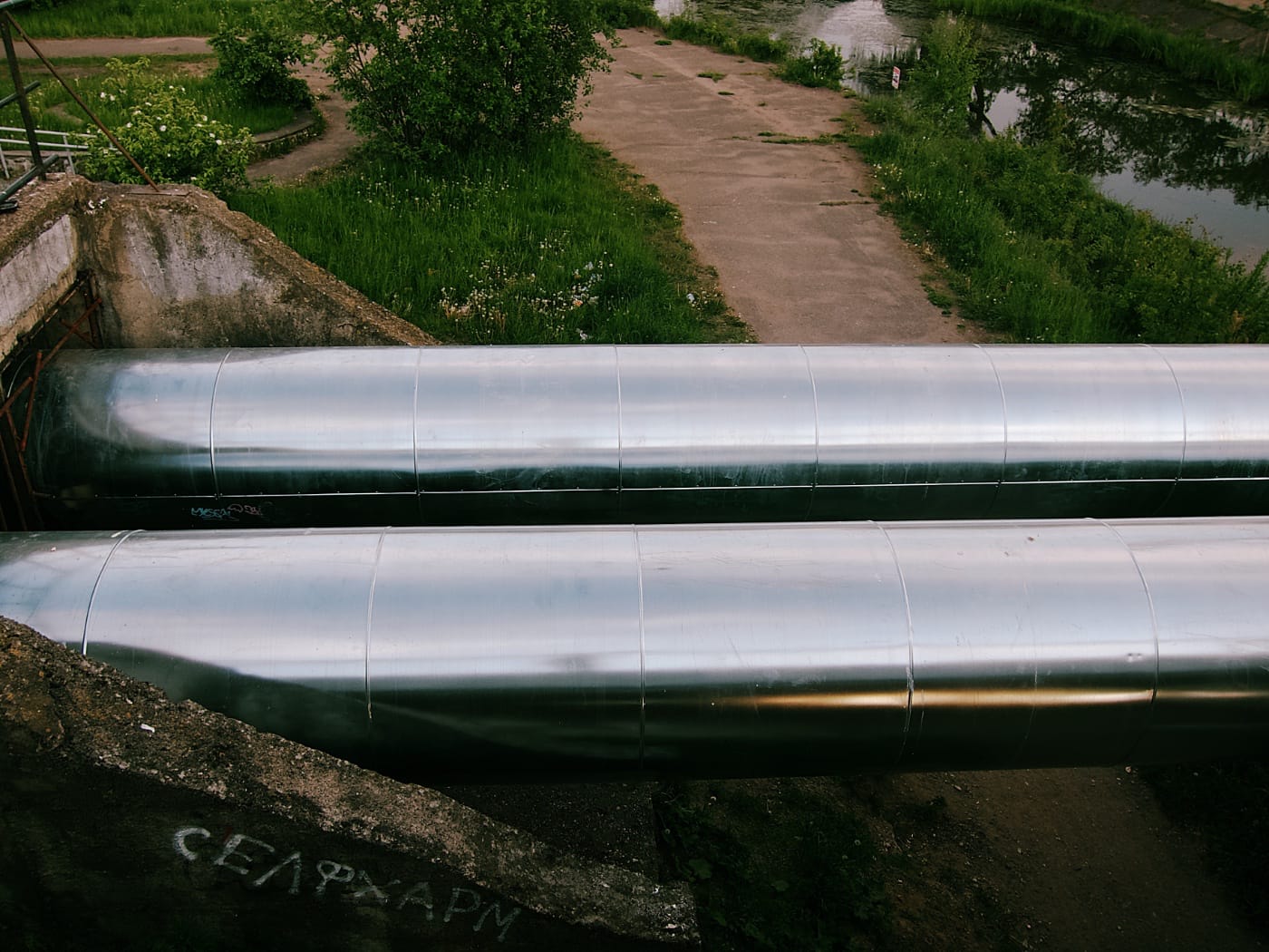 Теплопровод на Чижовском водохранилище в Минске