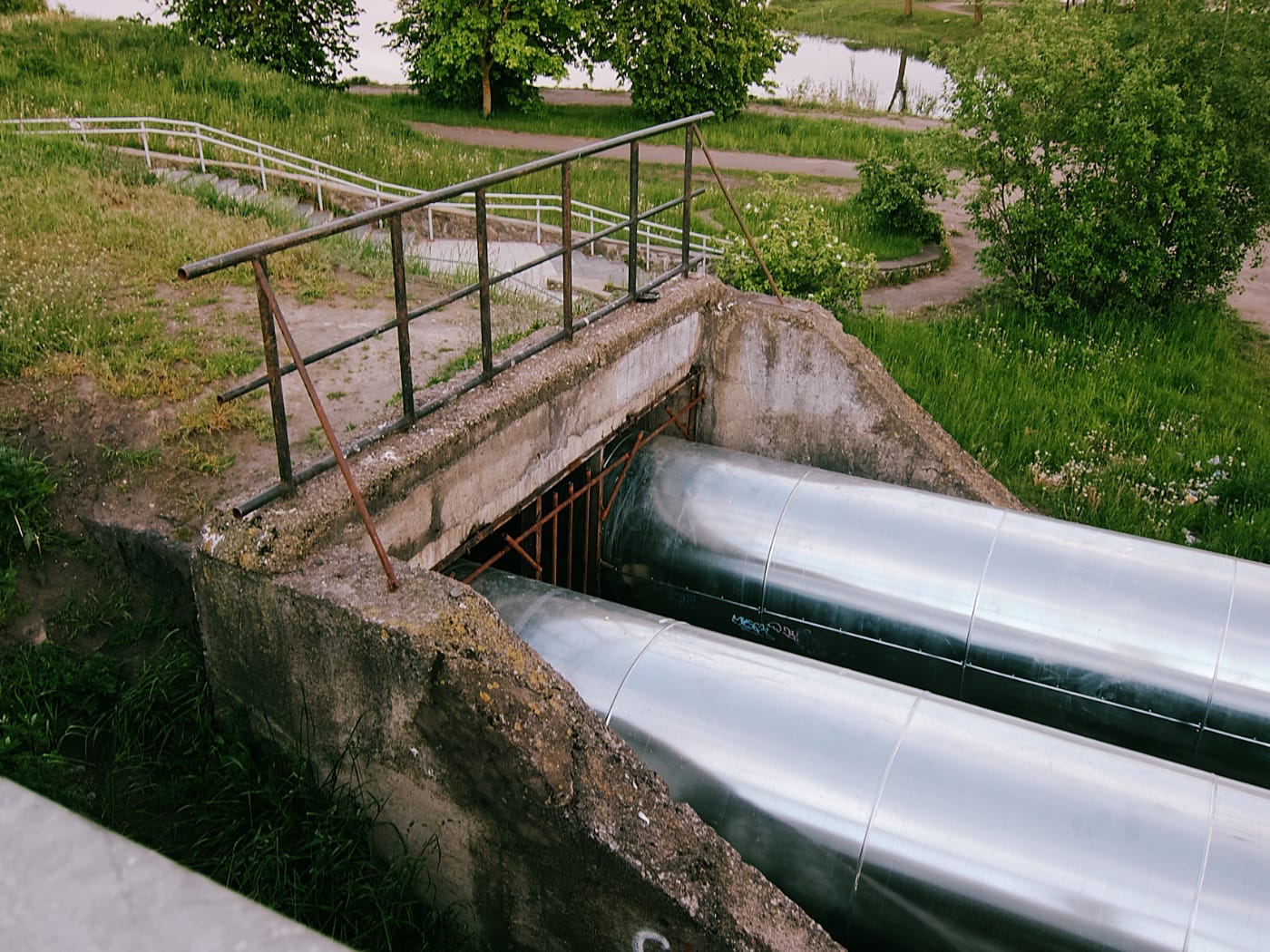 Теплопровод на Чижовском водохранилище в Минске