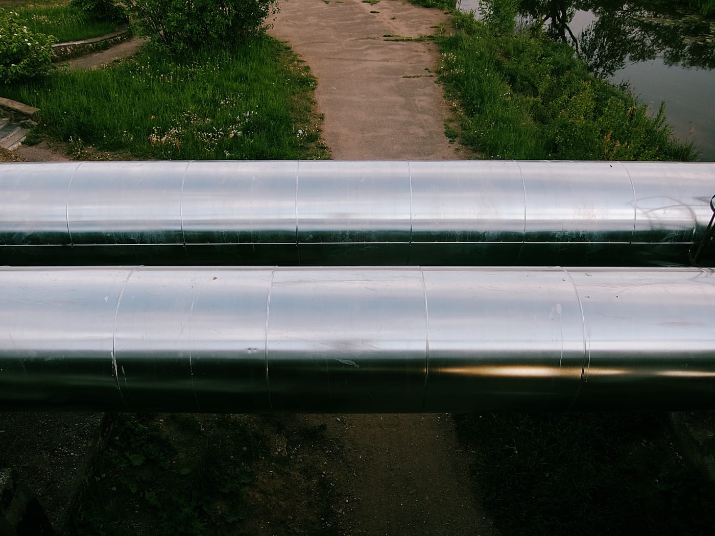 Теплопровод на Чижовском водохранилище в Минске