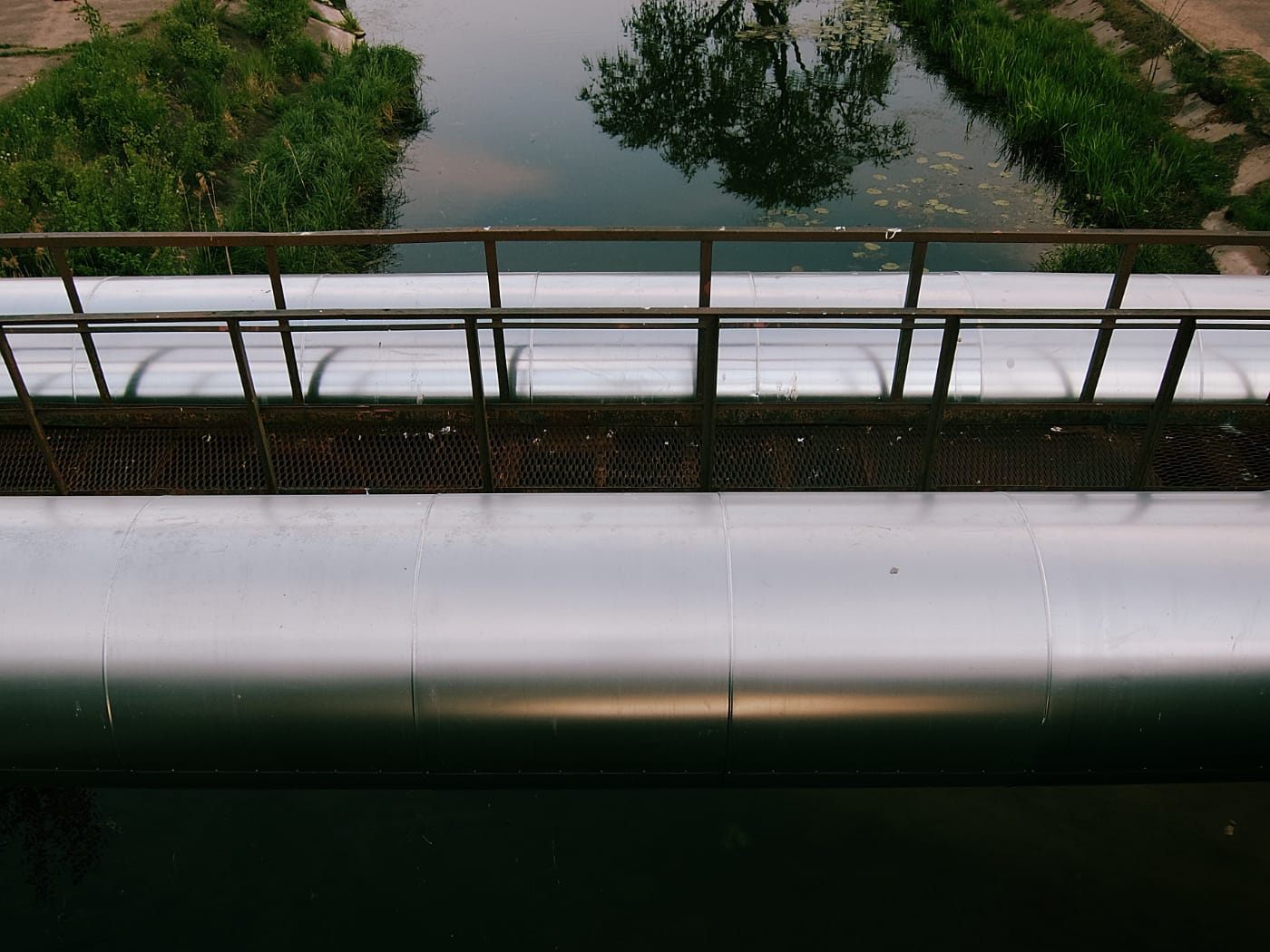Теплопровод на Чижовском водохранилище в Минске