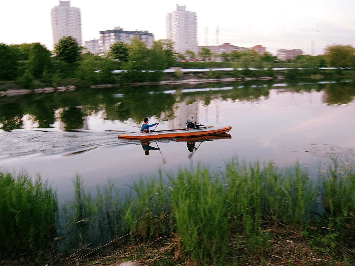 Парень и девушка плывут на байдарке на Чижовском водохранилище в Минске