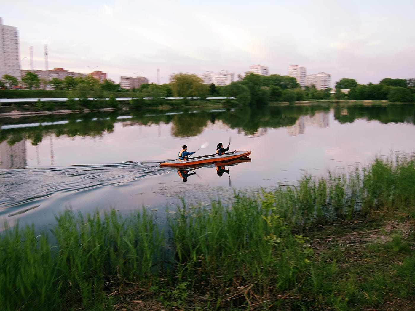 Парень и девушка плывут на байдарке на Чижовском водохранилище в Минске