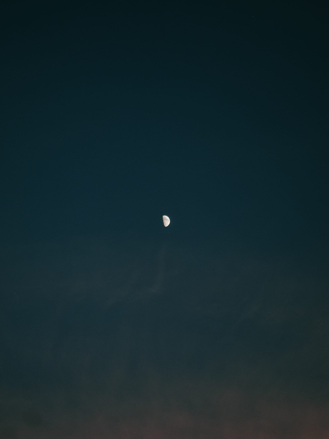 Луна на закатном небе