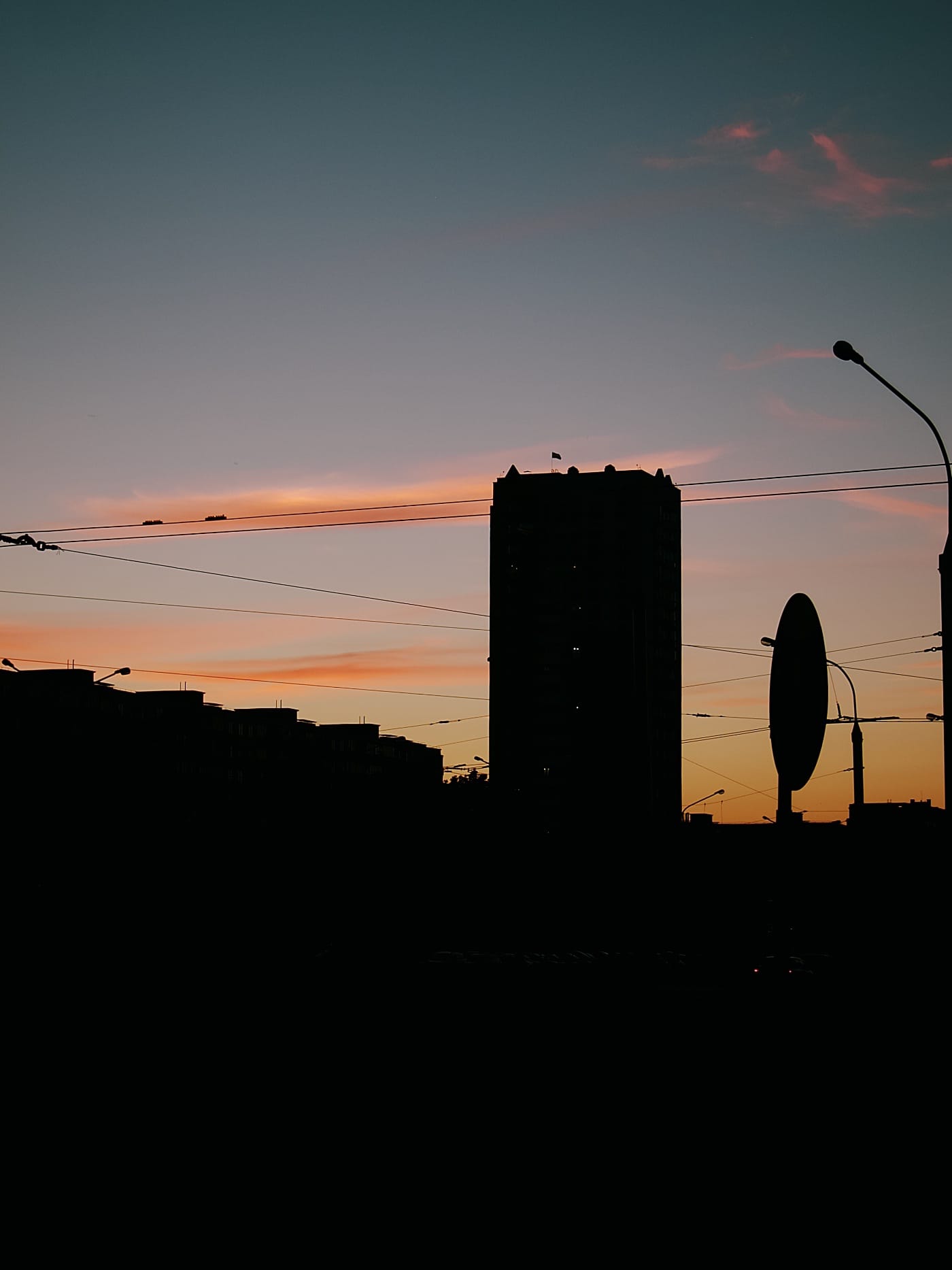 Тень многоэтажки на фоне заката