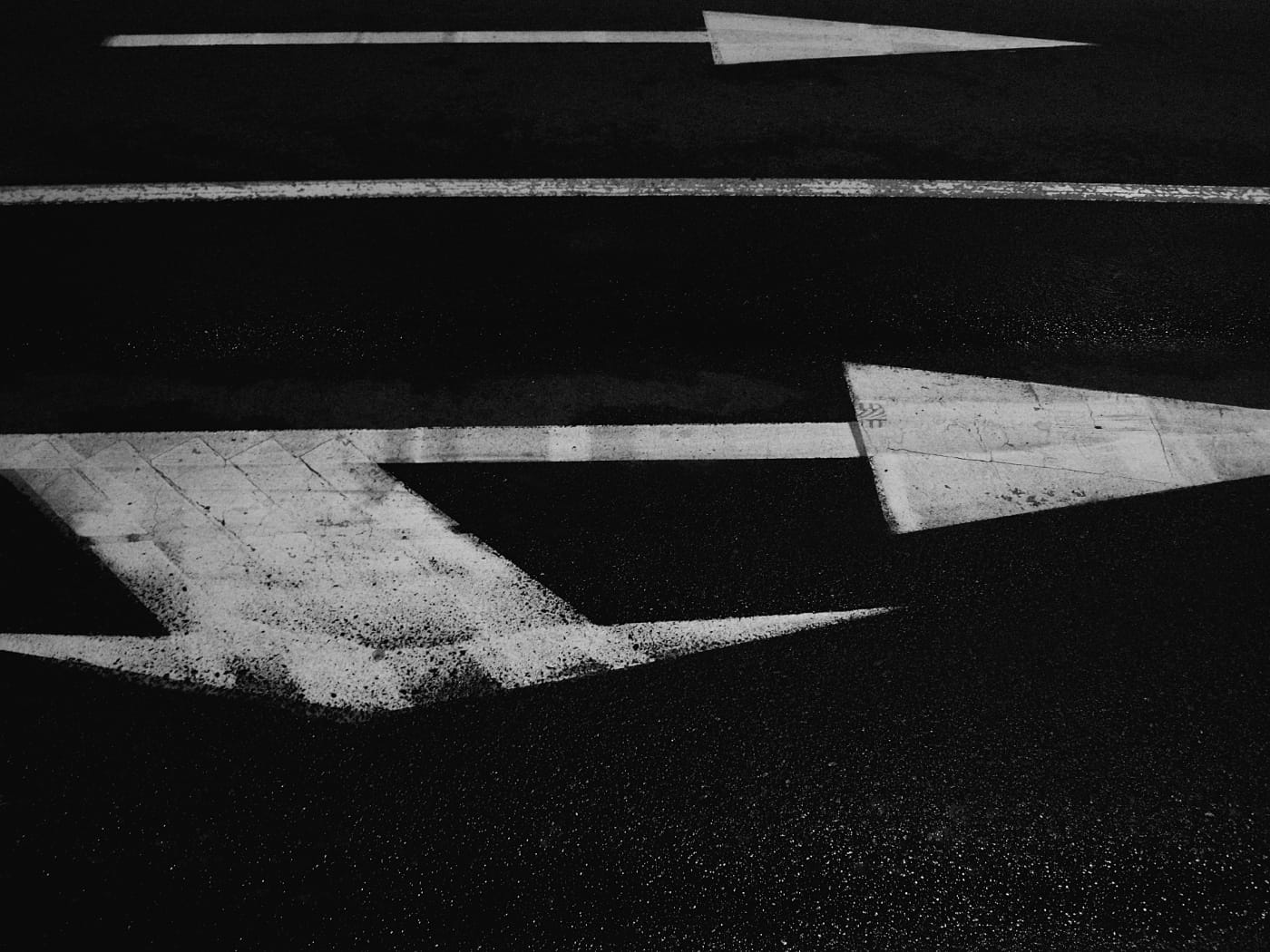 Дорожная разметка: большие стрелки. Чёрно-белая фотография.