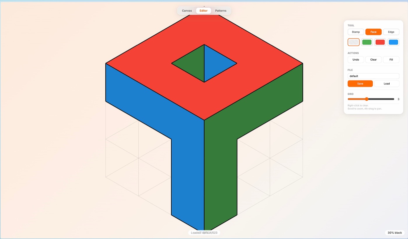 3D-объект в форме буквы «Т», окрашенный в красный, синий и зеленый цвета. Справа — панель настроек.