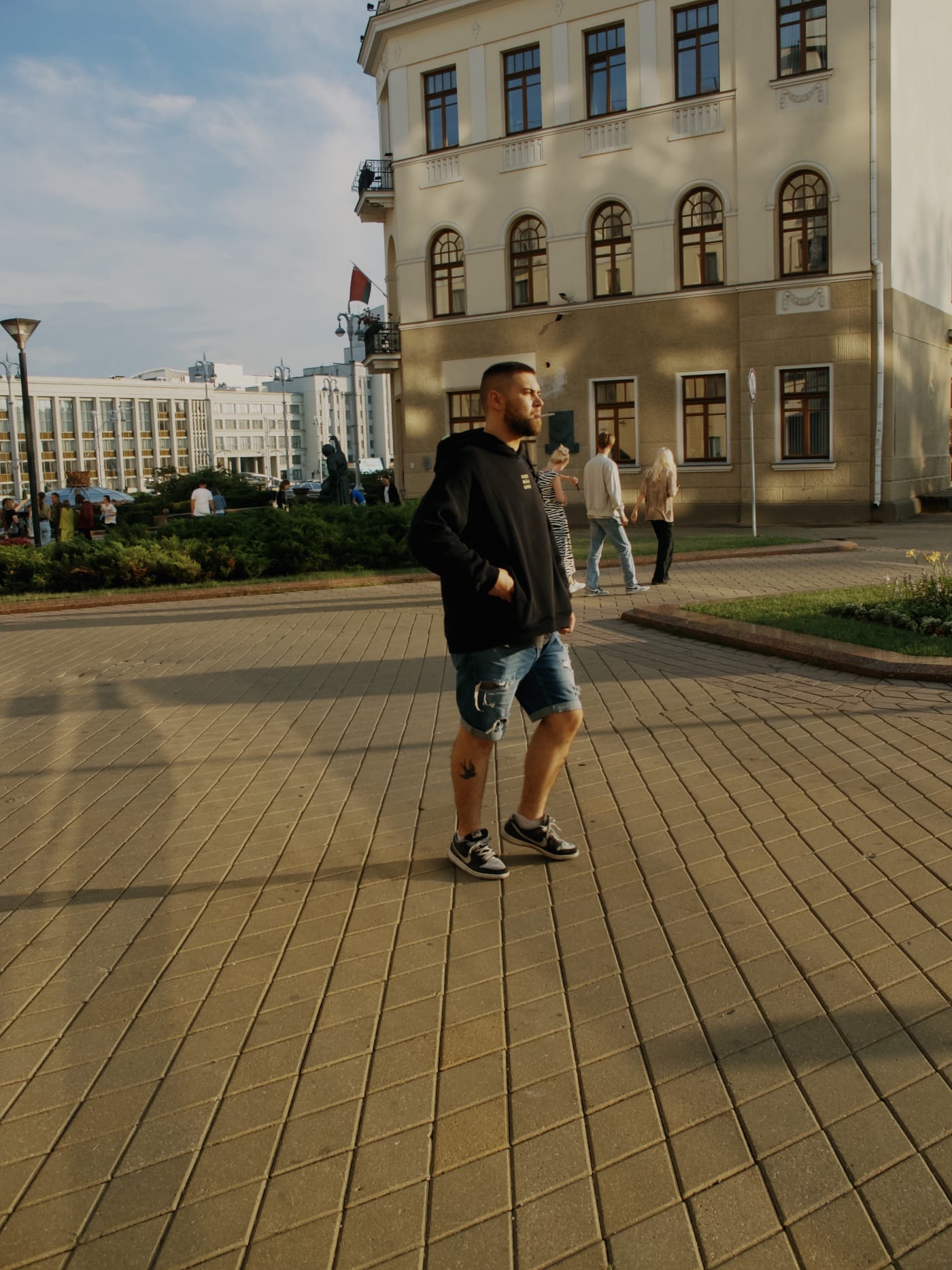 Мужчина идёт по летнему городу