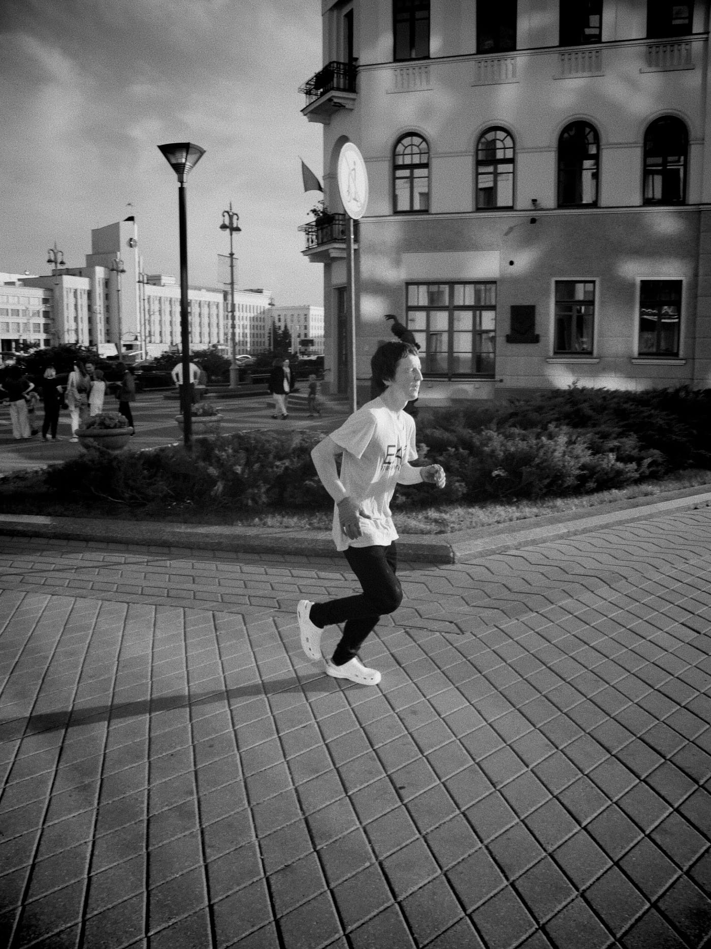 Парень бежит в городе
