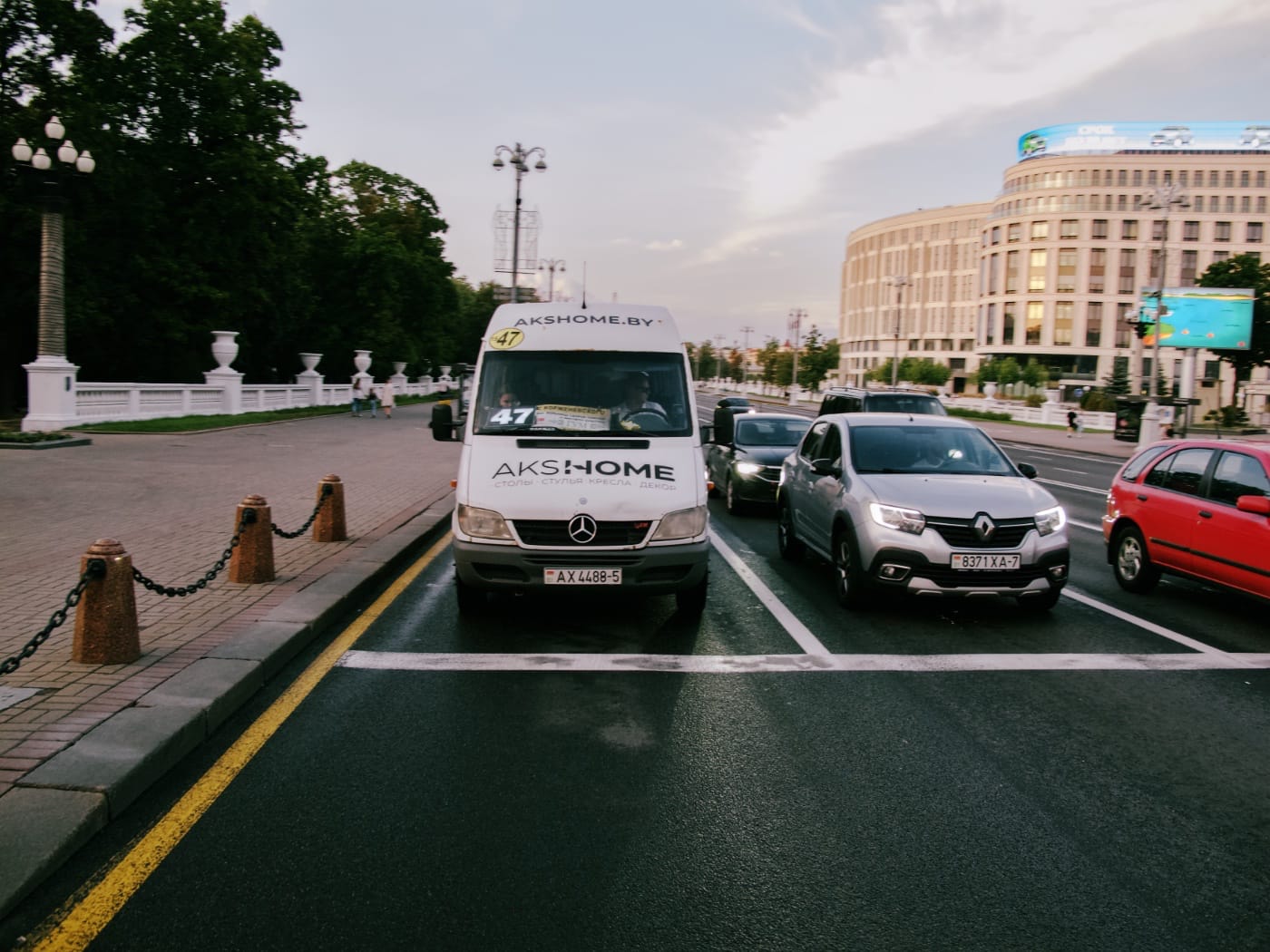 Машины стоят на светофоре на проспекте в Минске