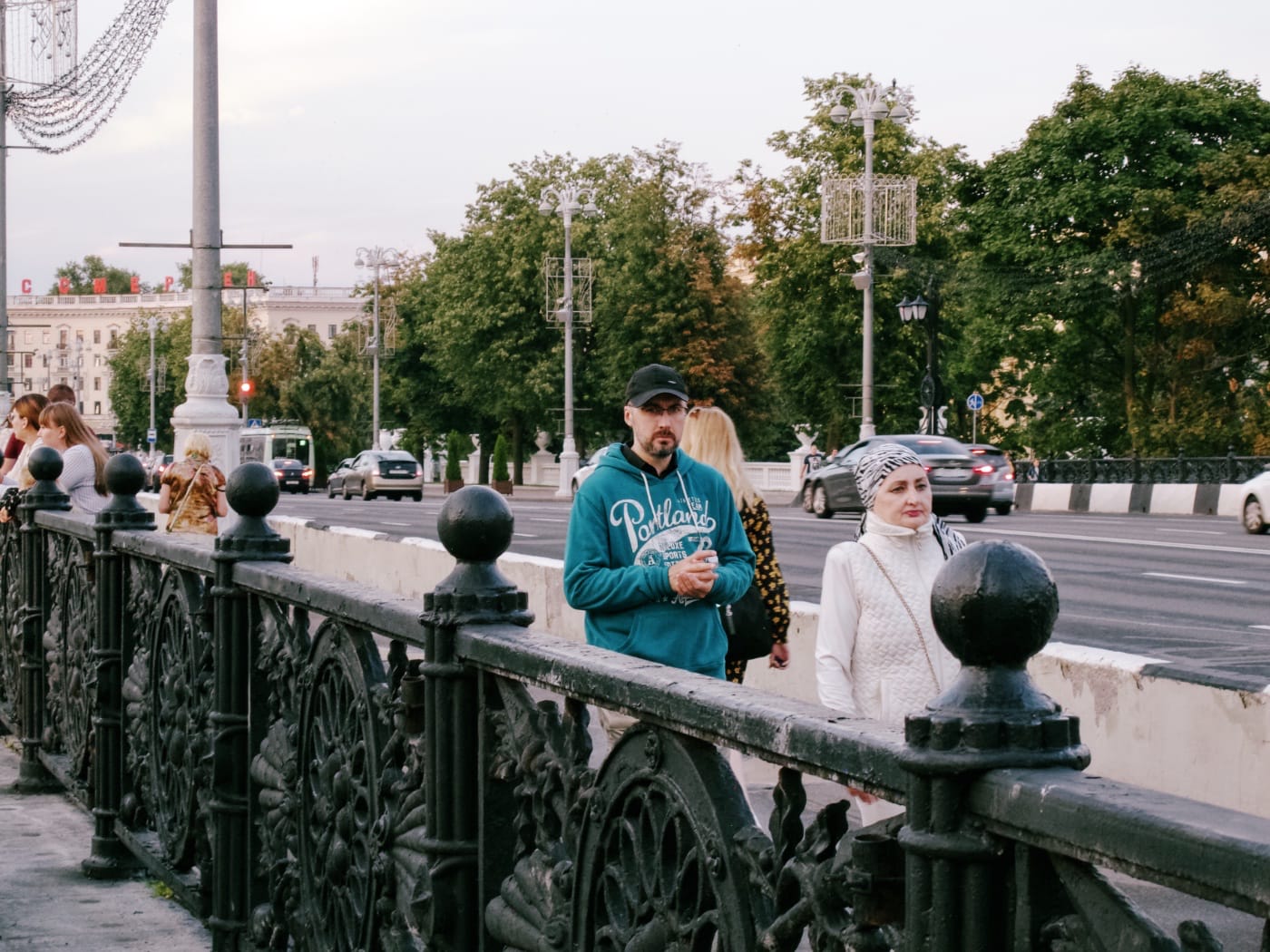 Люди идут по мосту в Минске