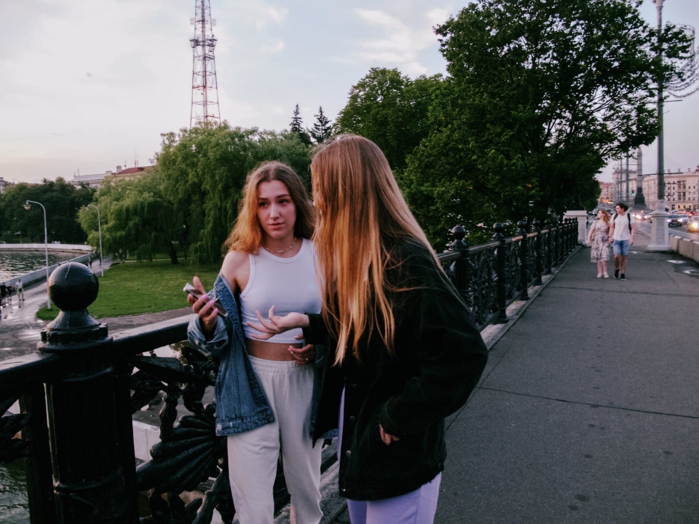 Девушки стоят на мосту в Минске