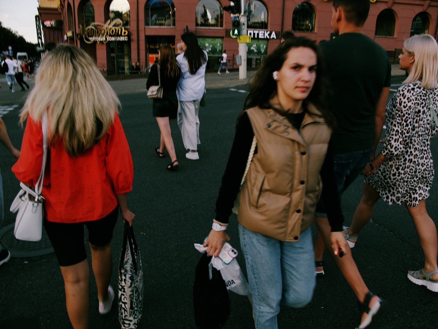 Девушка смотрит в кадр на пешеходном переходе