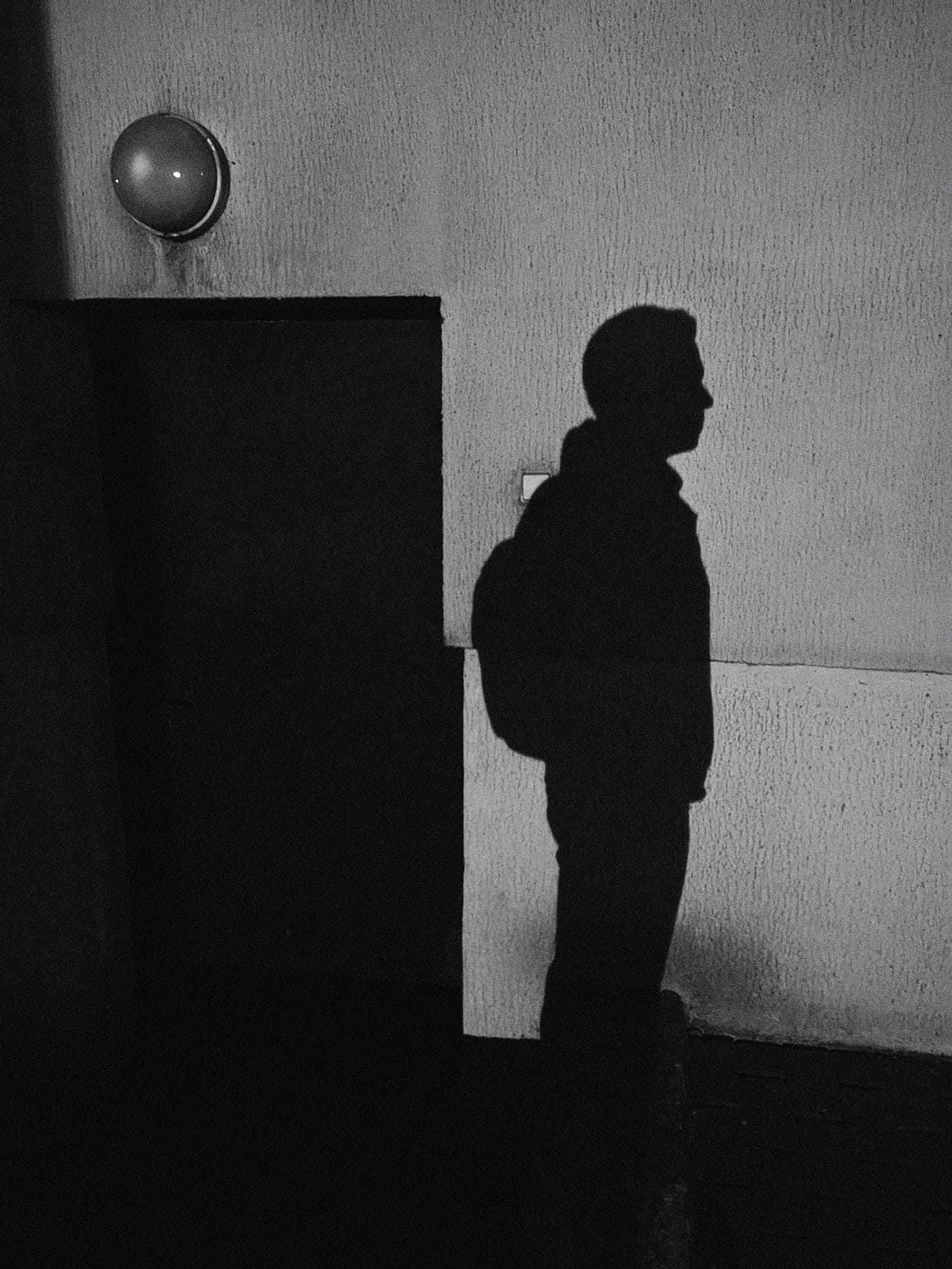 Тень человека на стене здания
