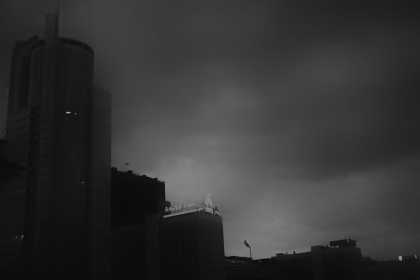 Грозное вечернее небо в Минске. Чёрно-белая фотография.
