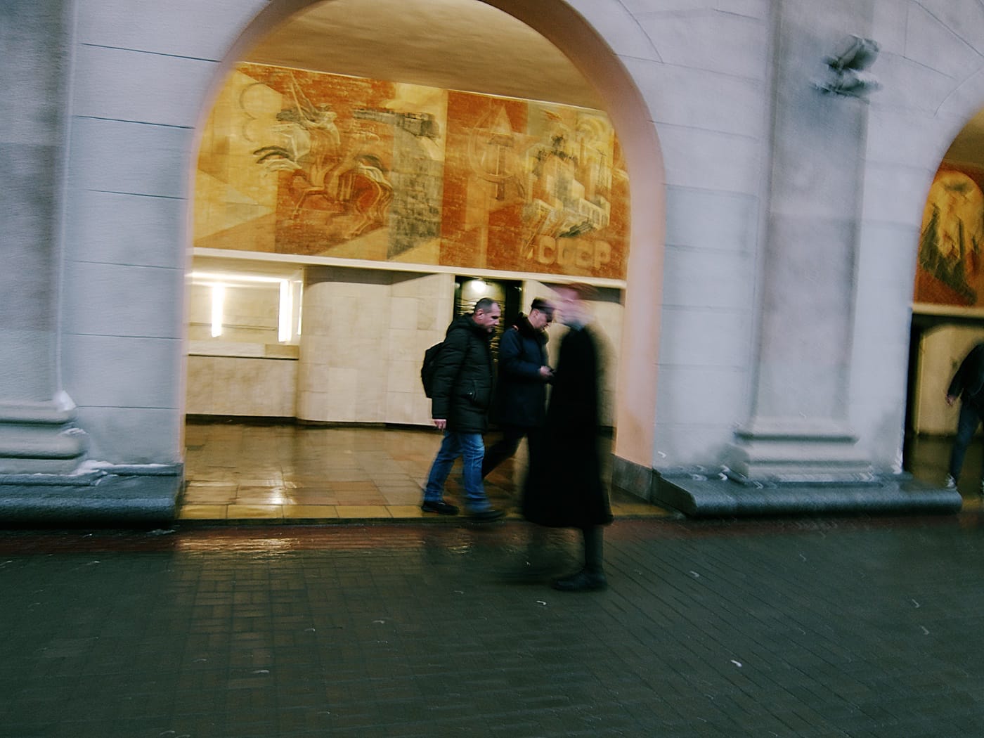 Вход на станцию метро «Октябрьская» зимой, Минск