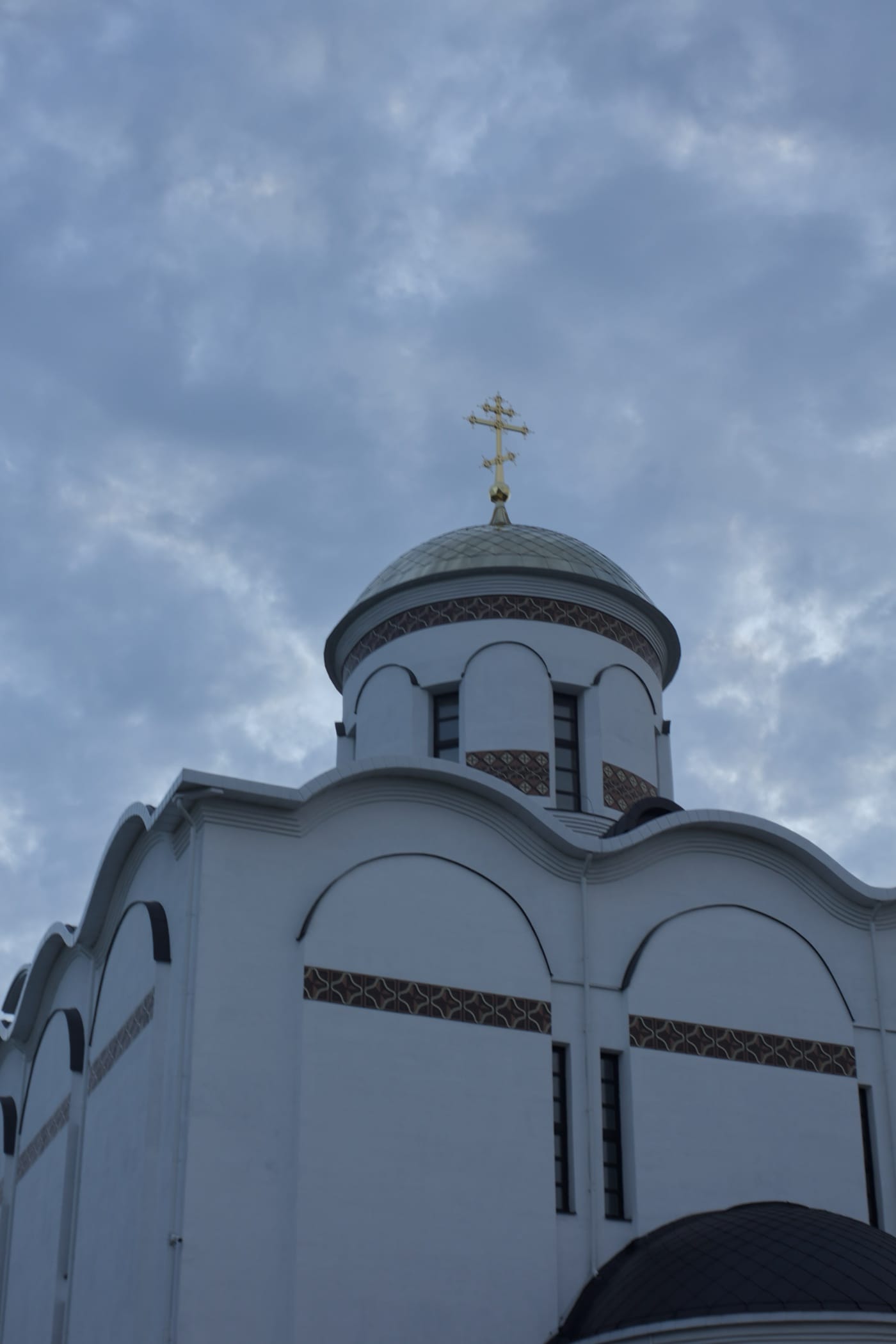 Церковь на фоне густых облаков