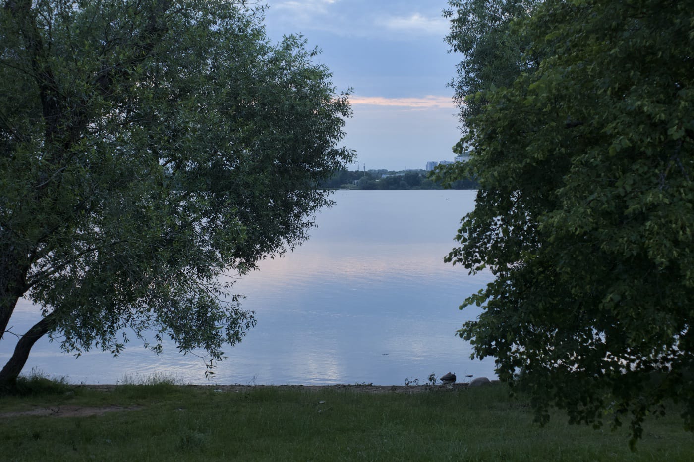 Озеро среди деревьев на закате