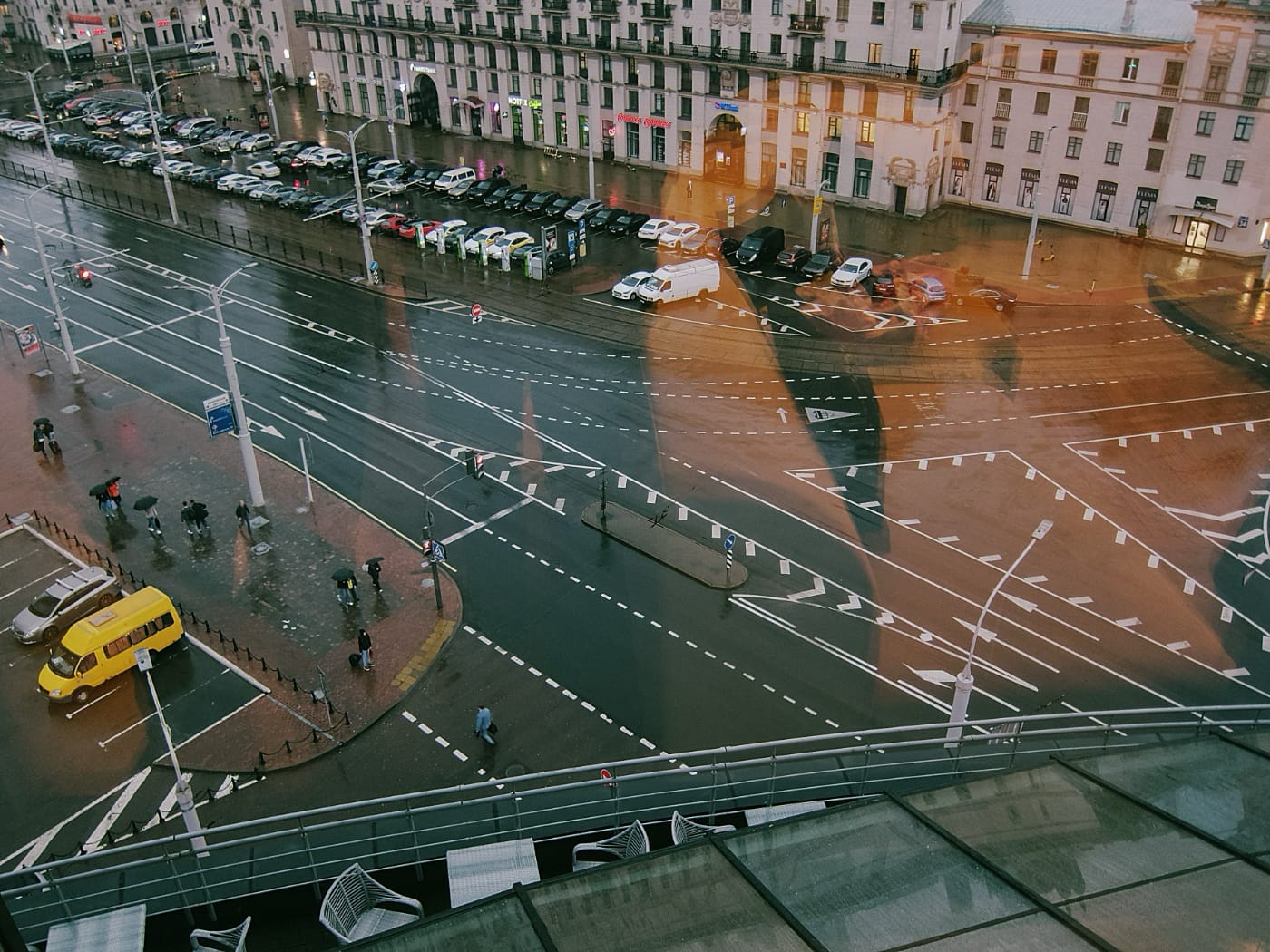 Вид сверху на дождливую привокзальную площадь в Минске