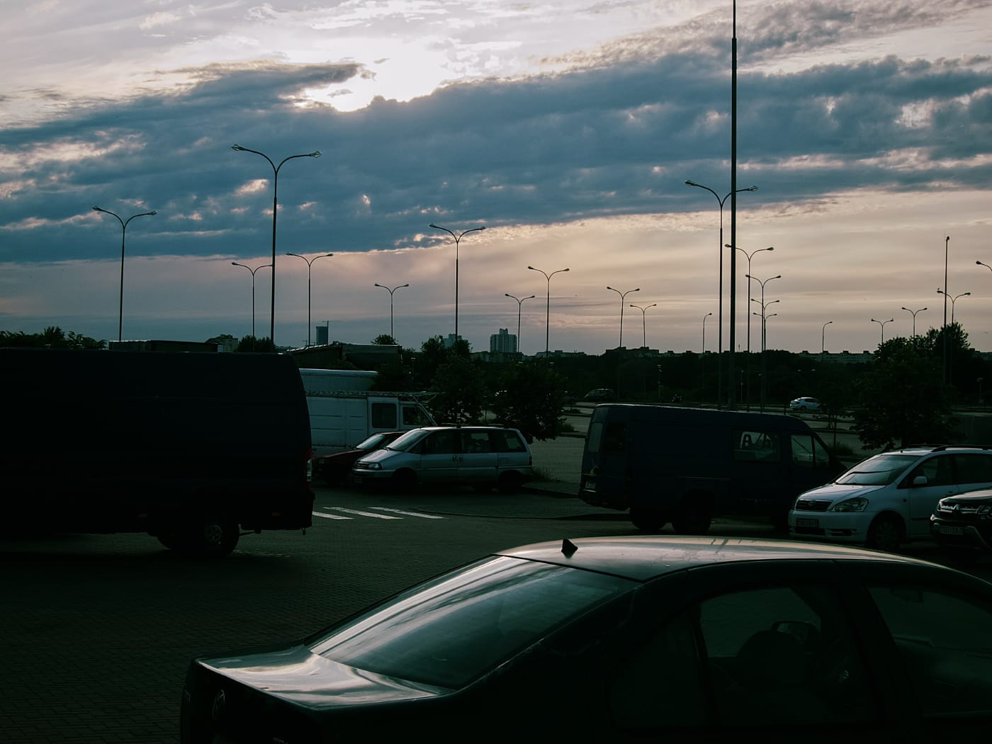 Тучи над парковкой на закате