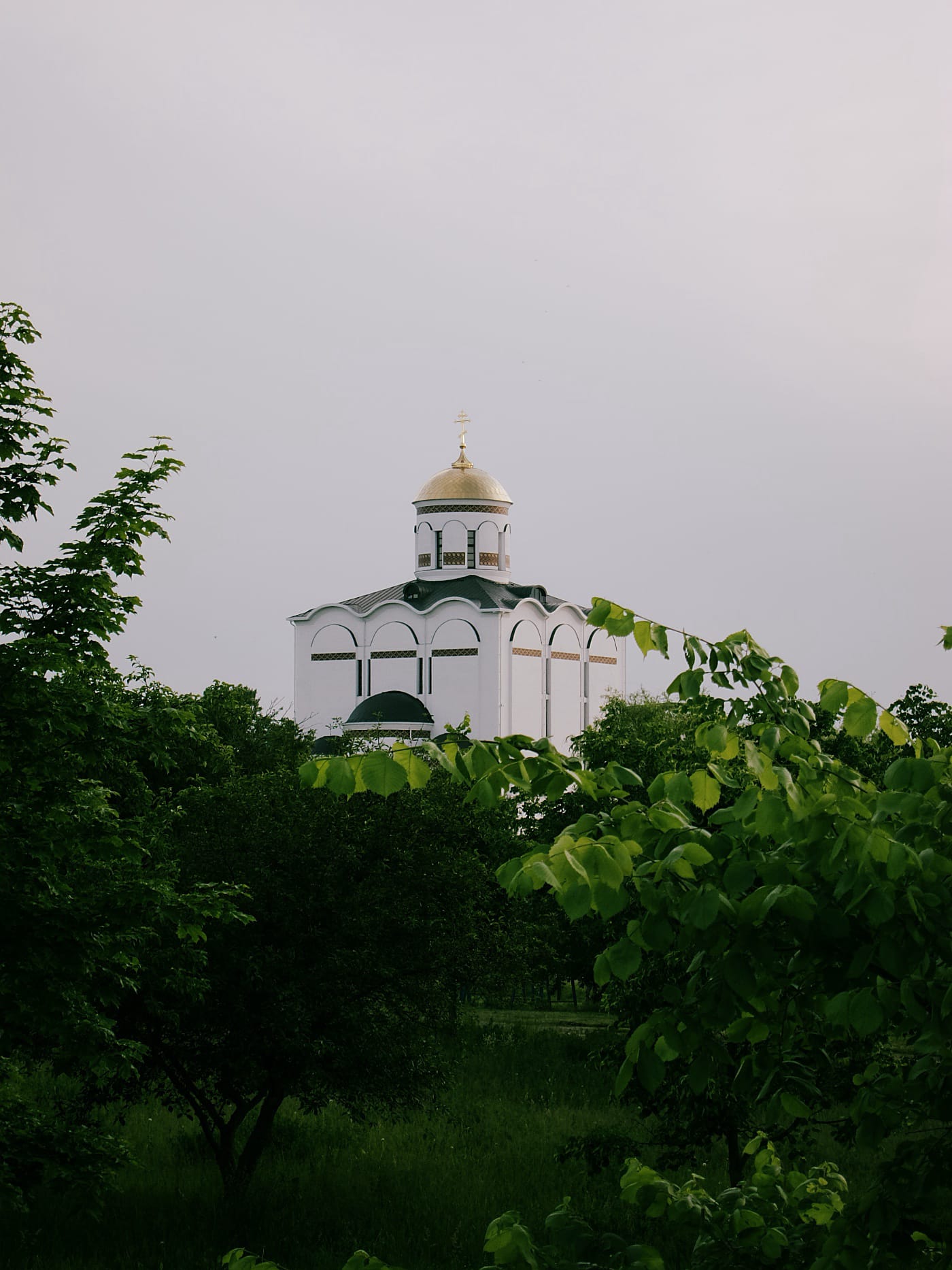 Церковь среди зелёных деревьев