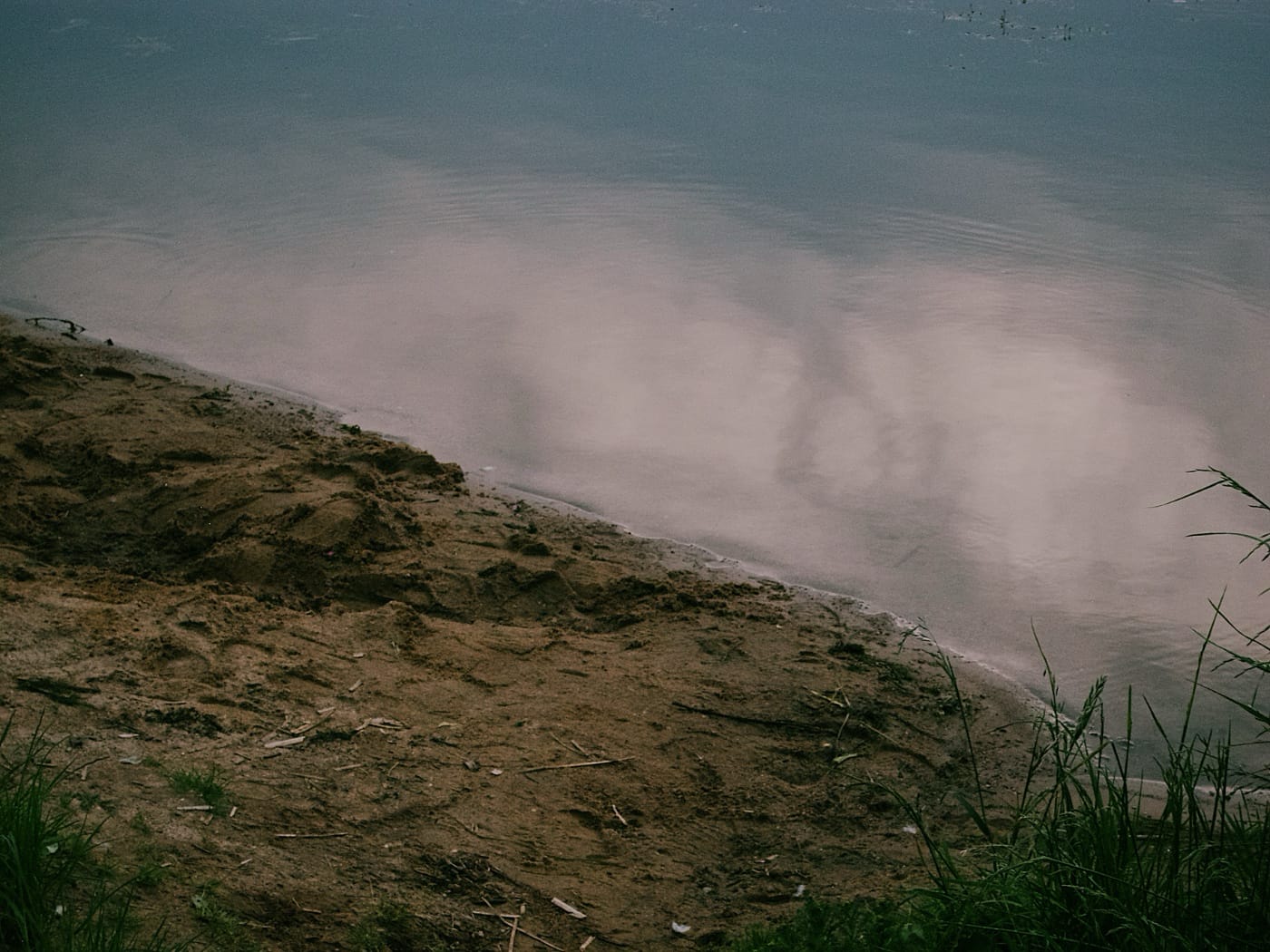 Небо отражается в воде. Песчаный берег. (Чижовское водохранилище в Минске)