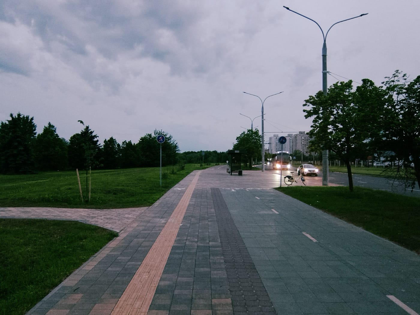 Вечерний город, фары автомобилей
