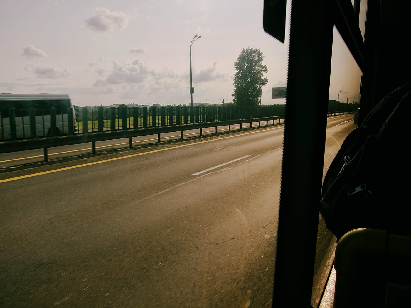 Дорога из окна городского автобуса