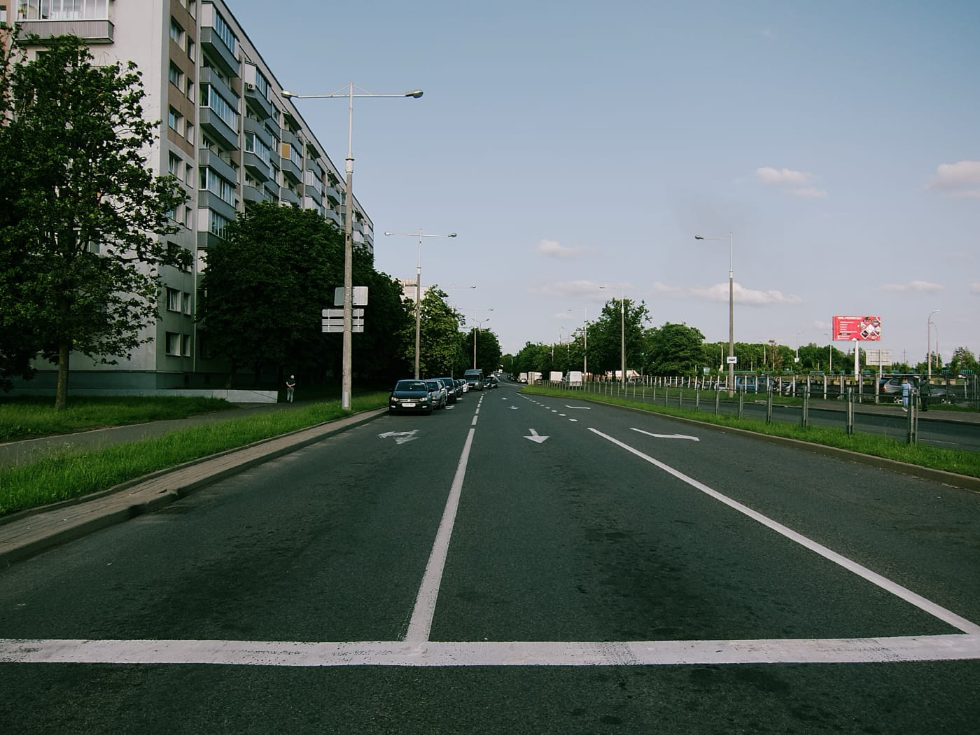 Дорога, дома и припаркованные автомобили