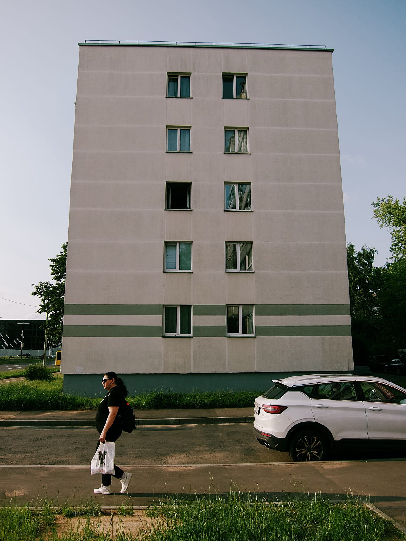 Дом. Открыто только одно окно.