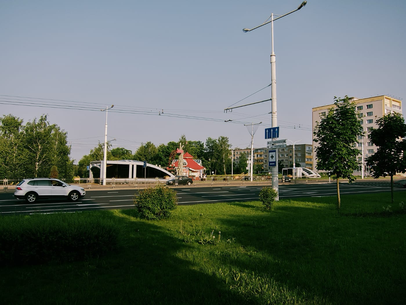 Дорога и жилые дома в вечернем гроде