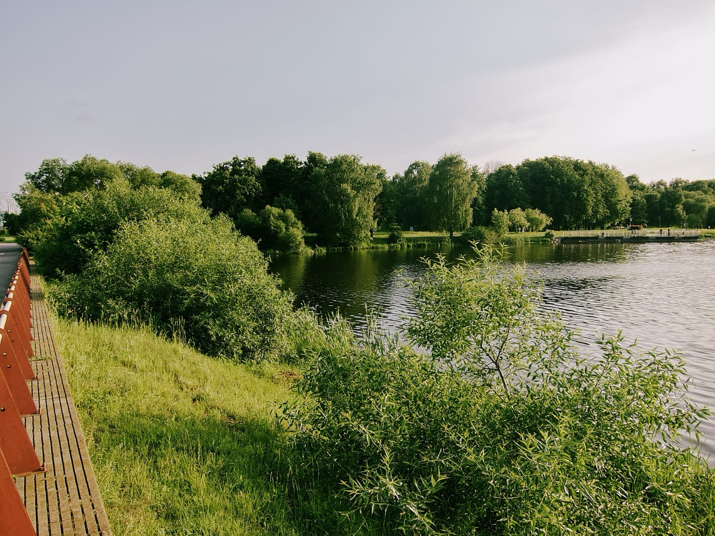 Панорама на Чижовское водохранилище в Минске на закате