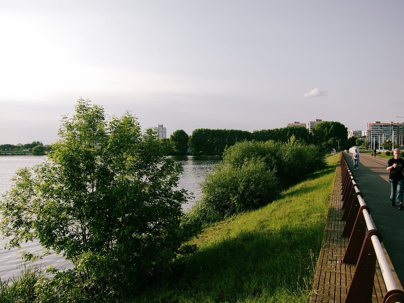 Панорама на Чижовское водохранилище в Минске на закате