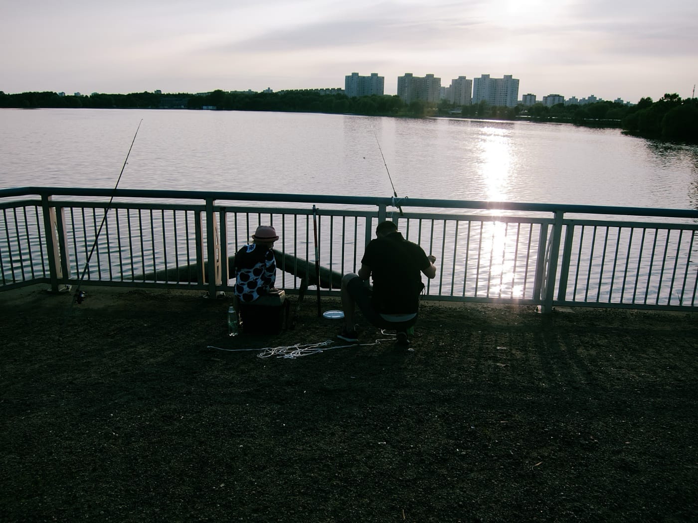 Рыбаки на берегу Чижовского водохранилища на закате