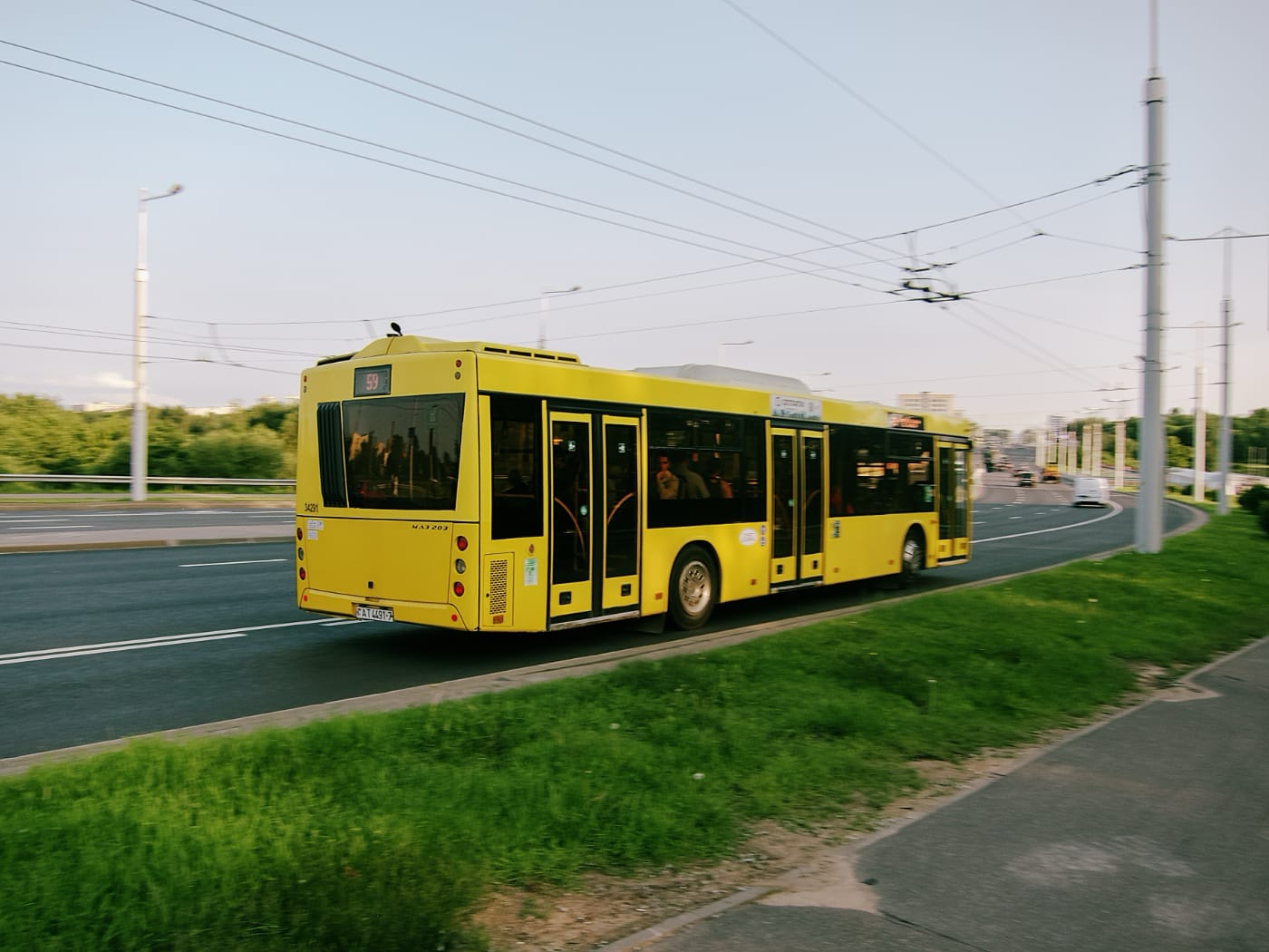 Автобус едет по дороге