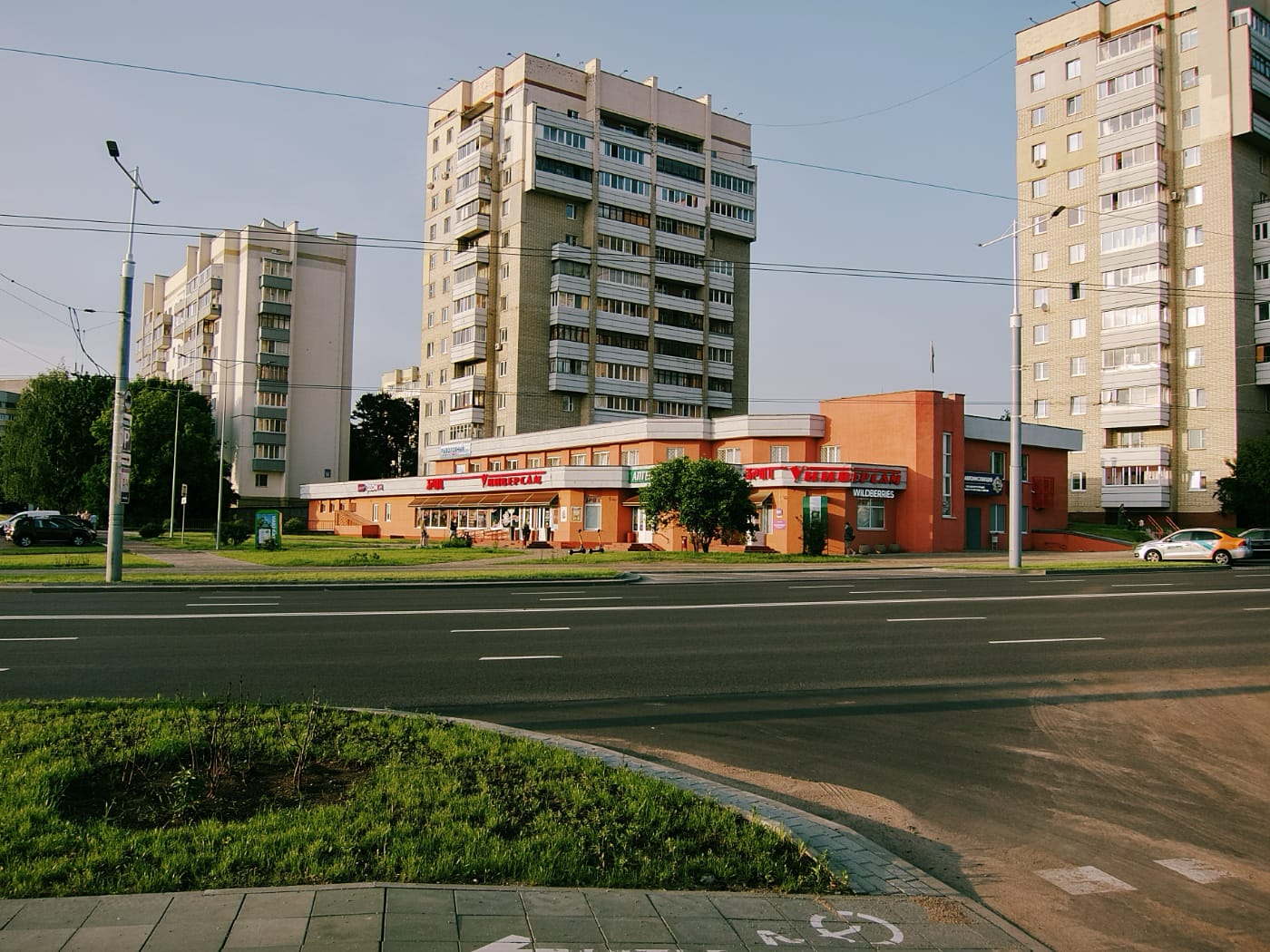 Жилые дома и универсам на закате в Чижовке