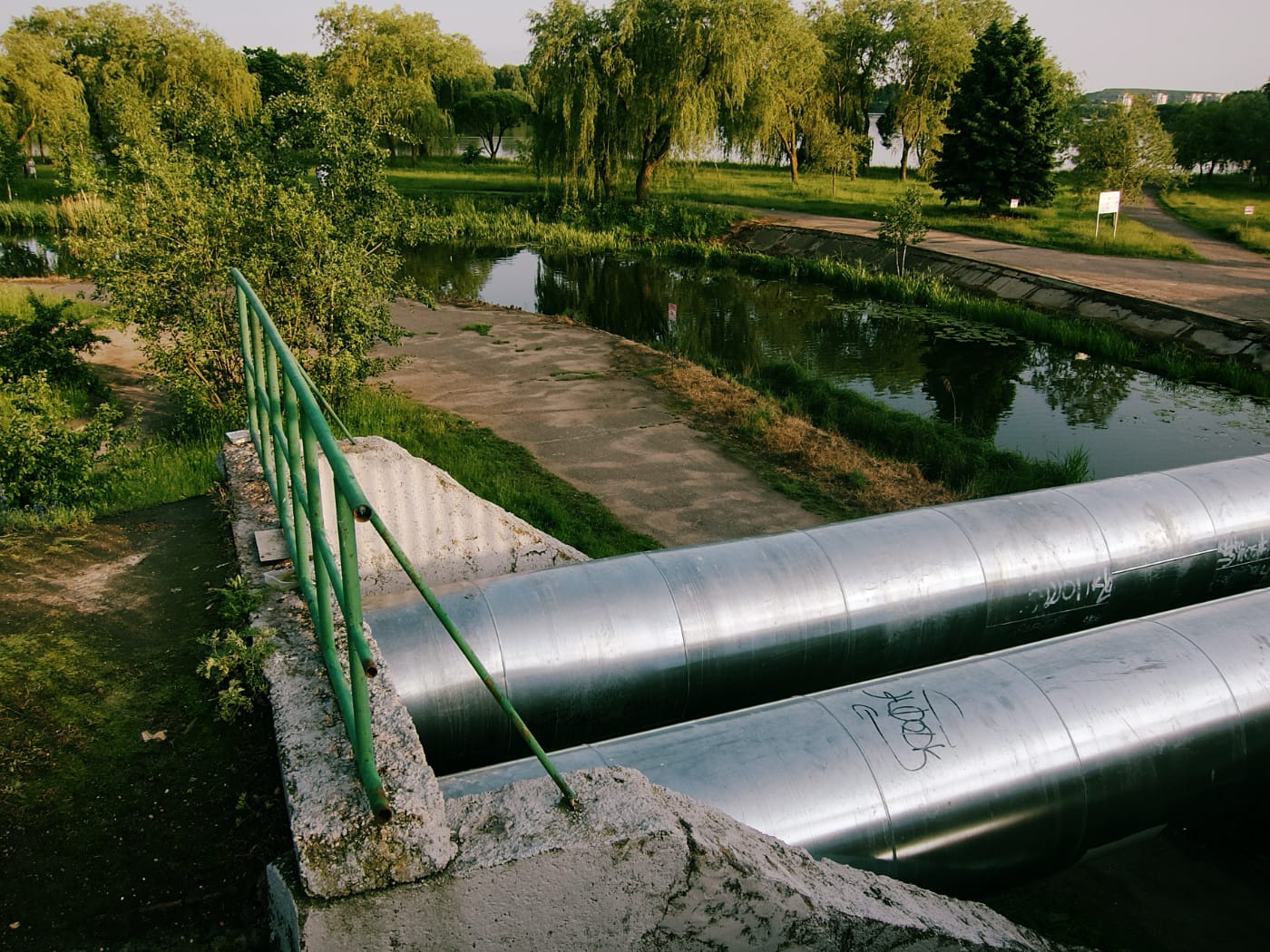 Теплотрасса на берегу Чижовского водохранилища на закате в Минске