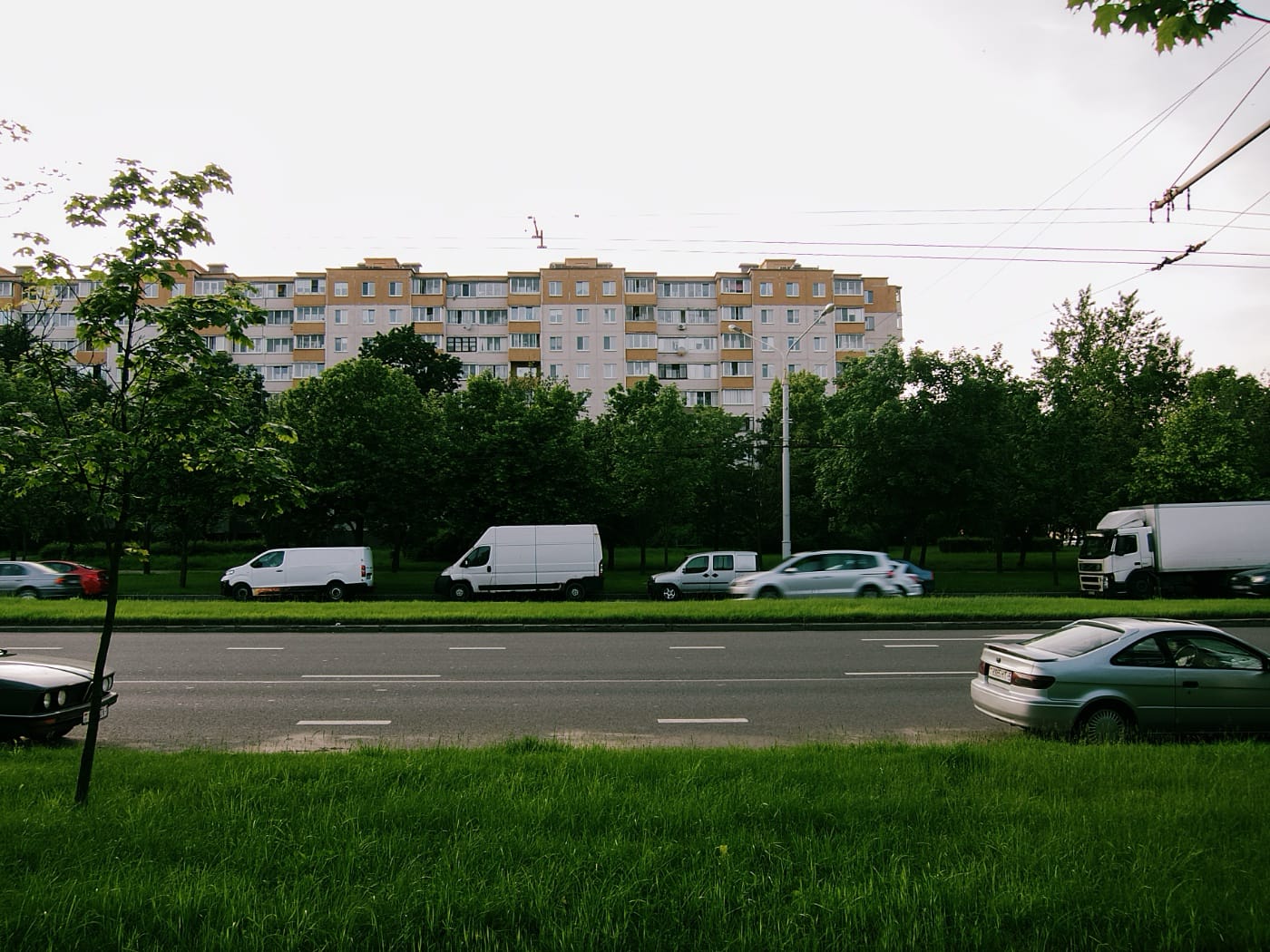 Летний вечер в Чижовке: дорога, автомобили, многоэтажки