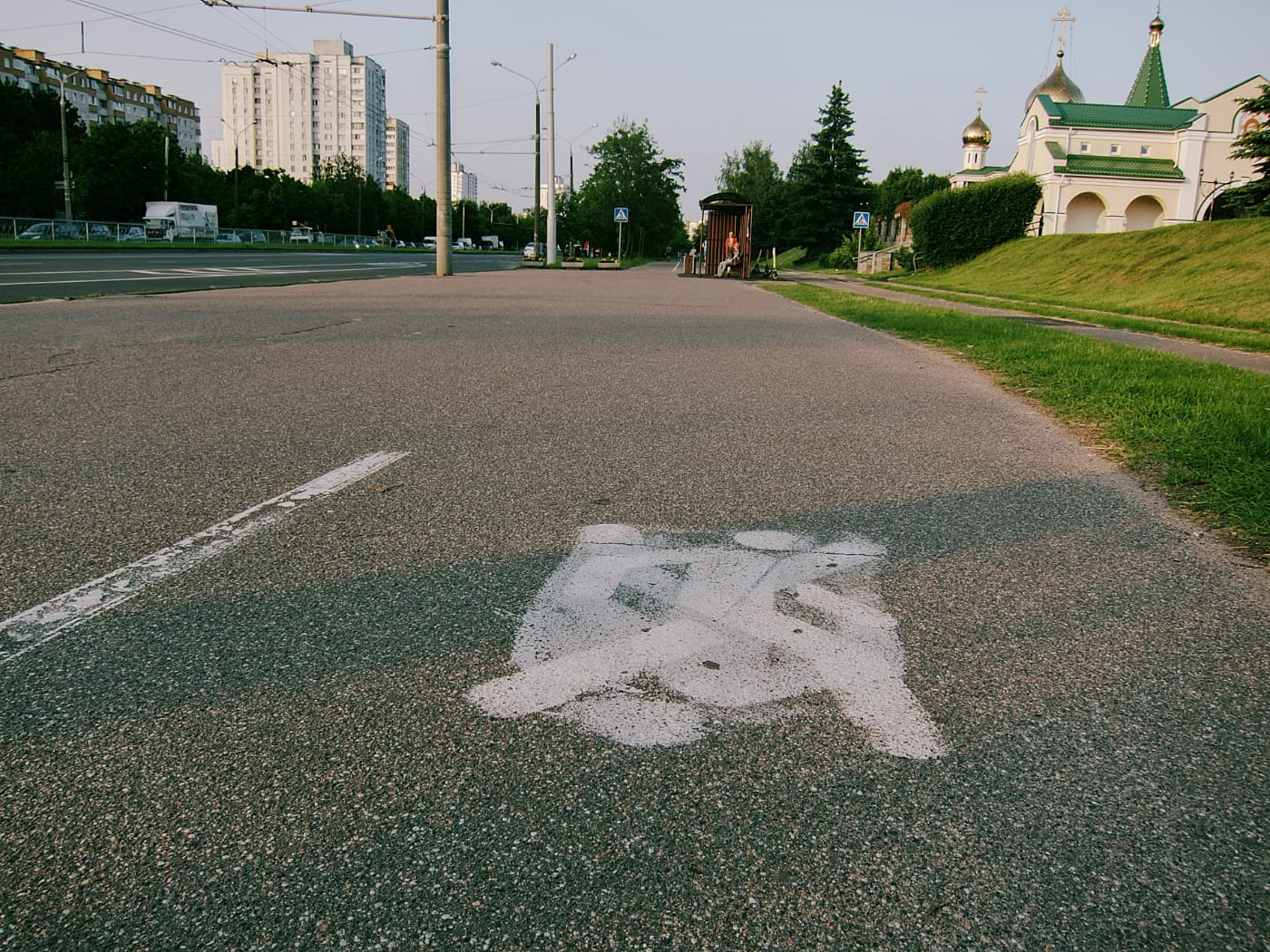 Странная пиктограмма на тротуаре: два человечка (одним закрашивали другого)