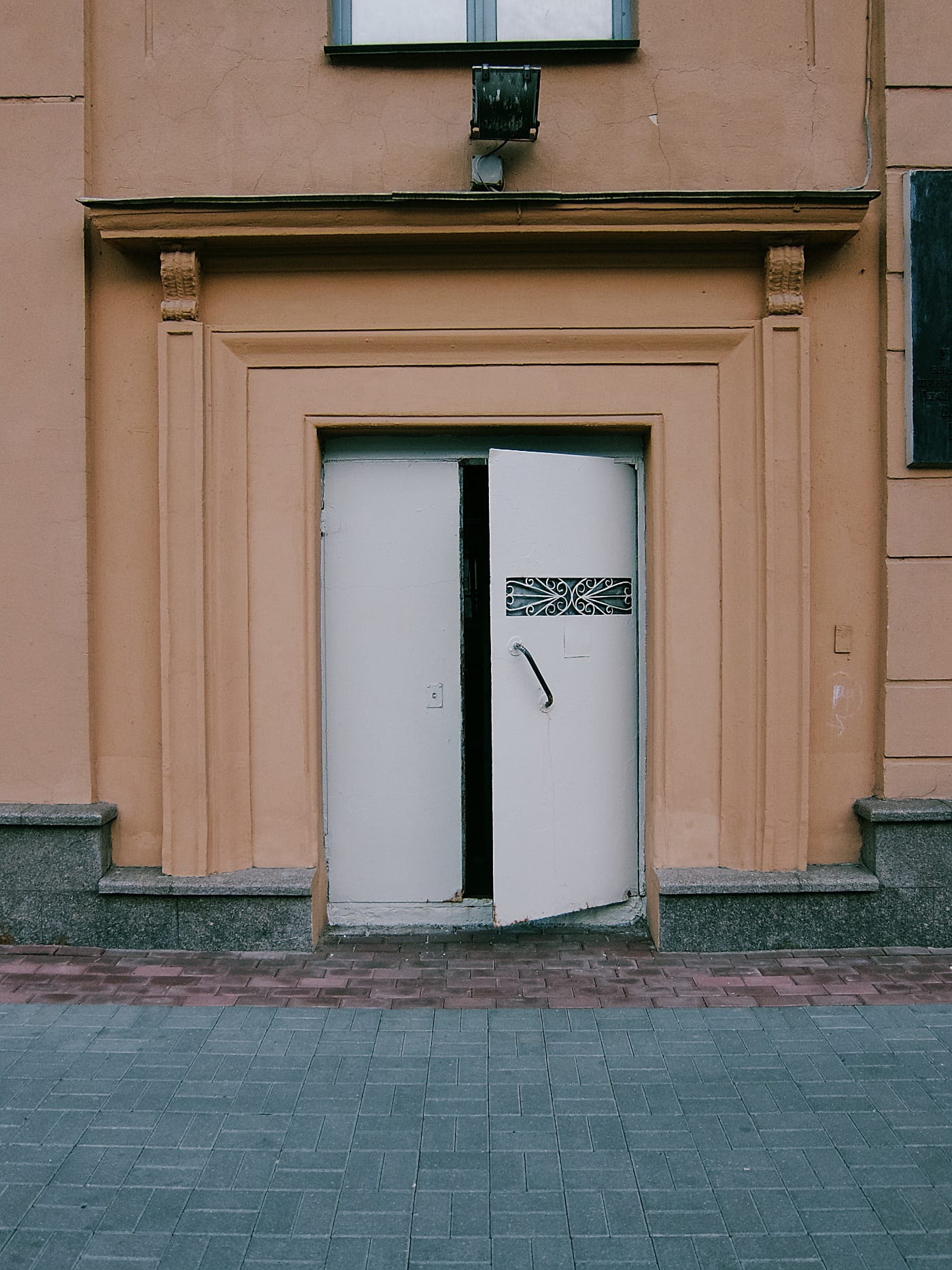 Приоткрытая дверь подъезда