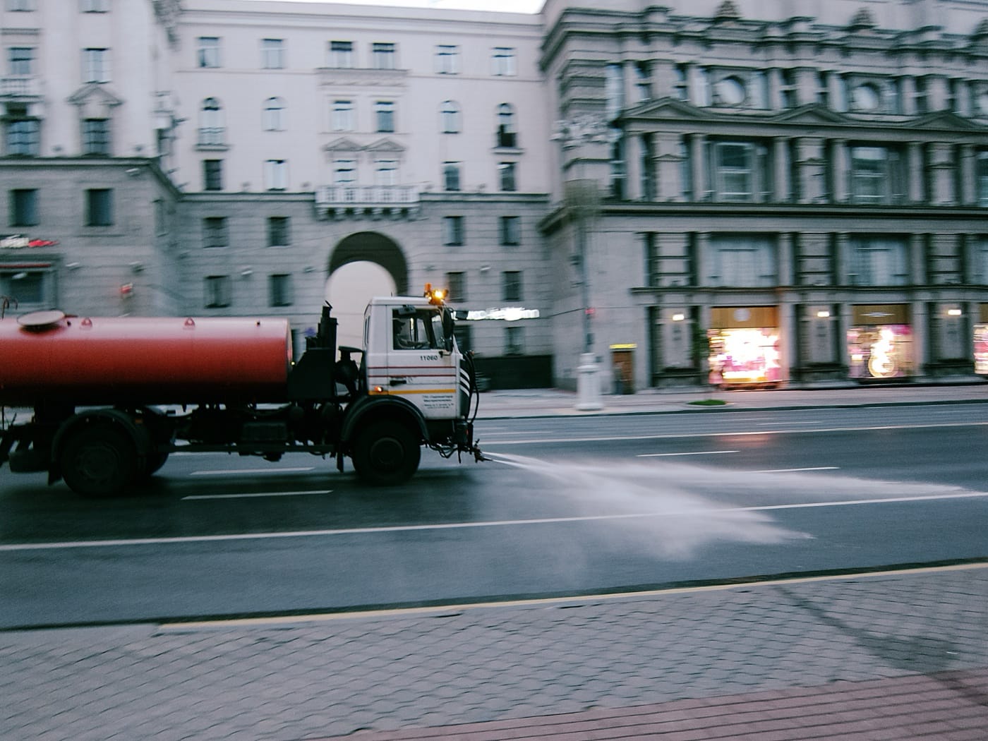 Поливалка в вечернем городе